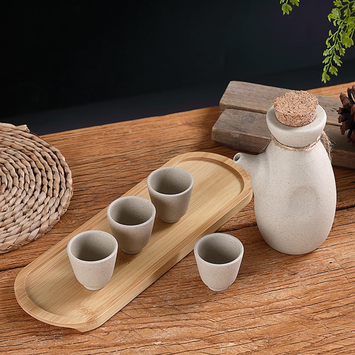 Service à saké japonais traditionnel en céramique avec 1 carafe à saké, 4 tasses à saké et 1 plateau en bambou