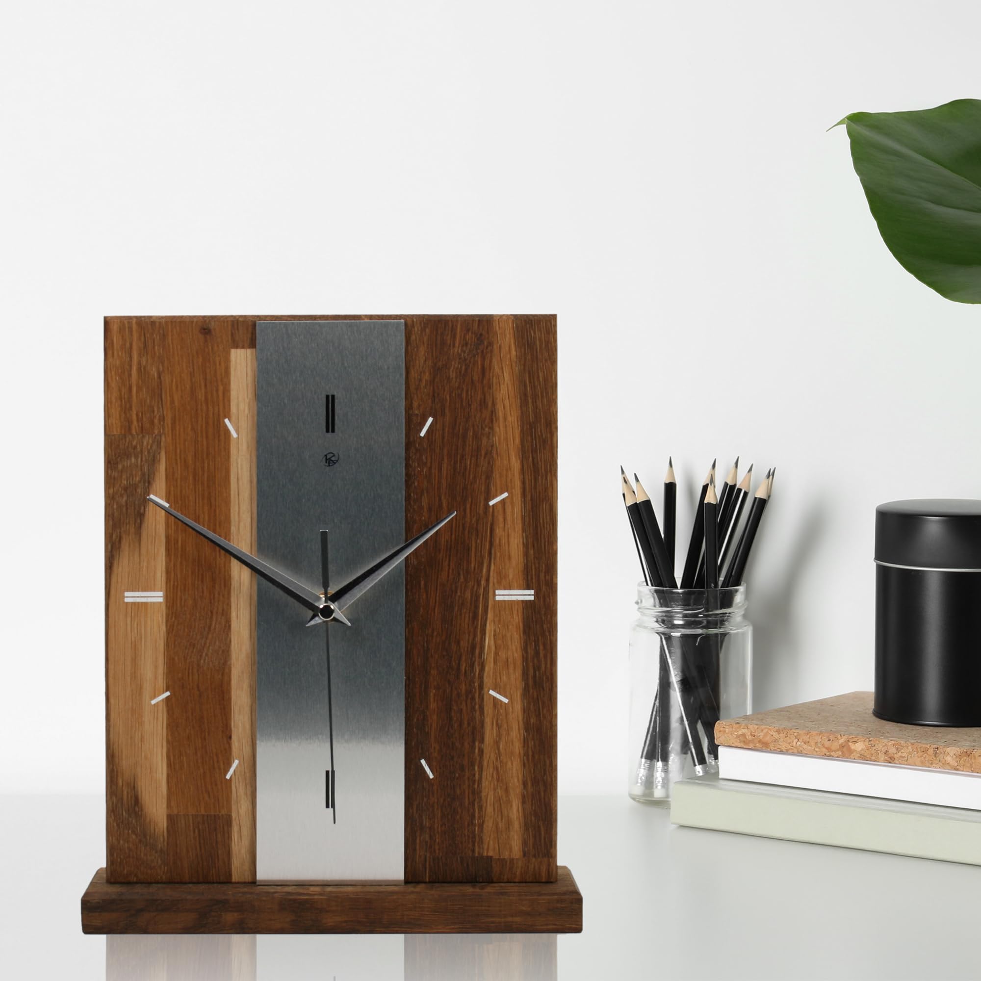 Kreative Feder Designer-STANDUHR Silver Stripe aus MASSIVHOLZ ca. 27x20cm – analoge TISCHUHR ohne Tickgeräusche (Eiche geräuchert, Funkuhrwerk)