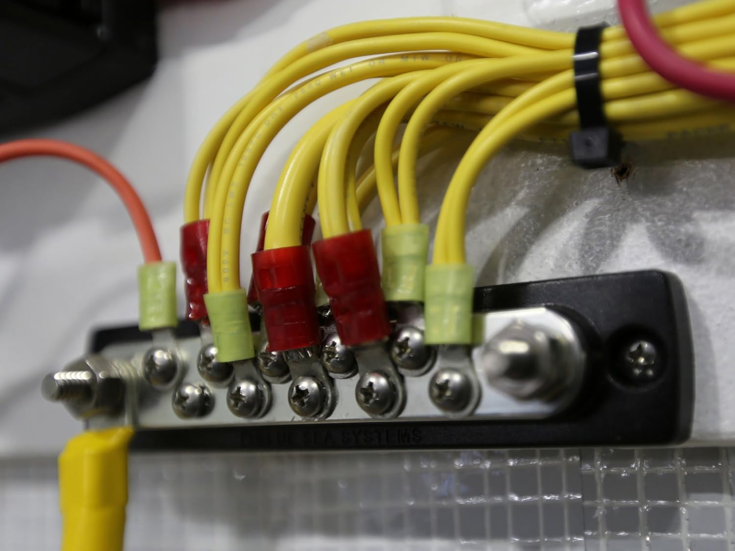 Blue Sea Systems 150 Amp Common BusBar with 10 screws and a cover, 2300 : Sports & Outdoors