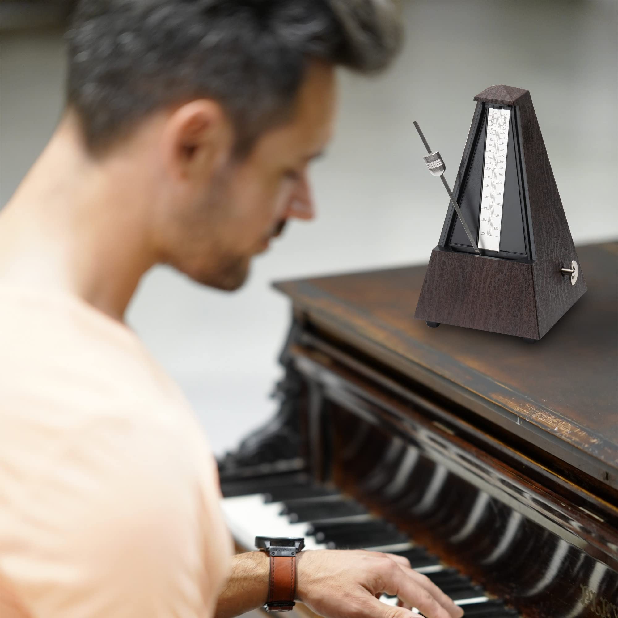 M-03G Metronom mit Glocke - Mechanischer Taktgeber in Pyramidenform - 40-208 Schläge pro Minute - 4 Taktarten - Robustes Kunststoffgehäuse - Braun mit Holzmaserung