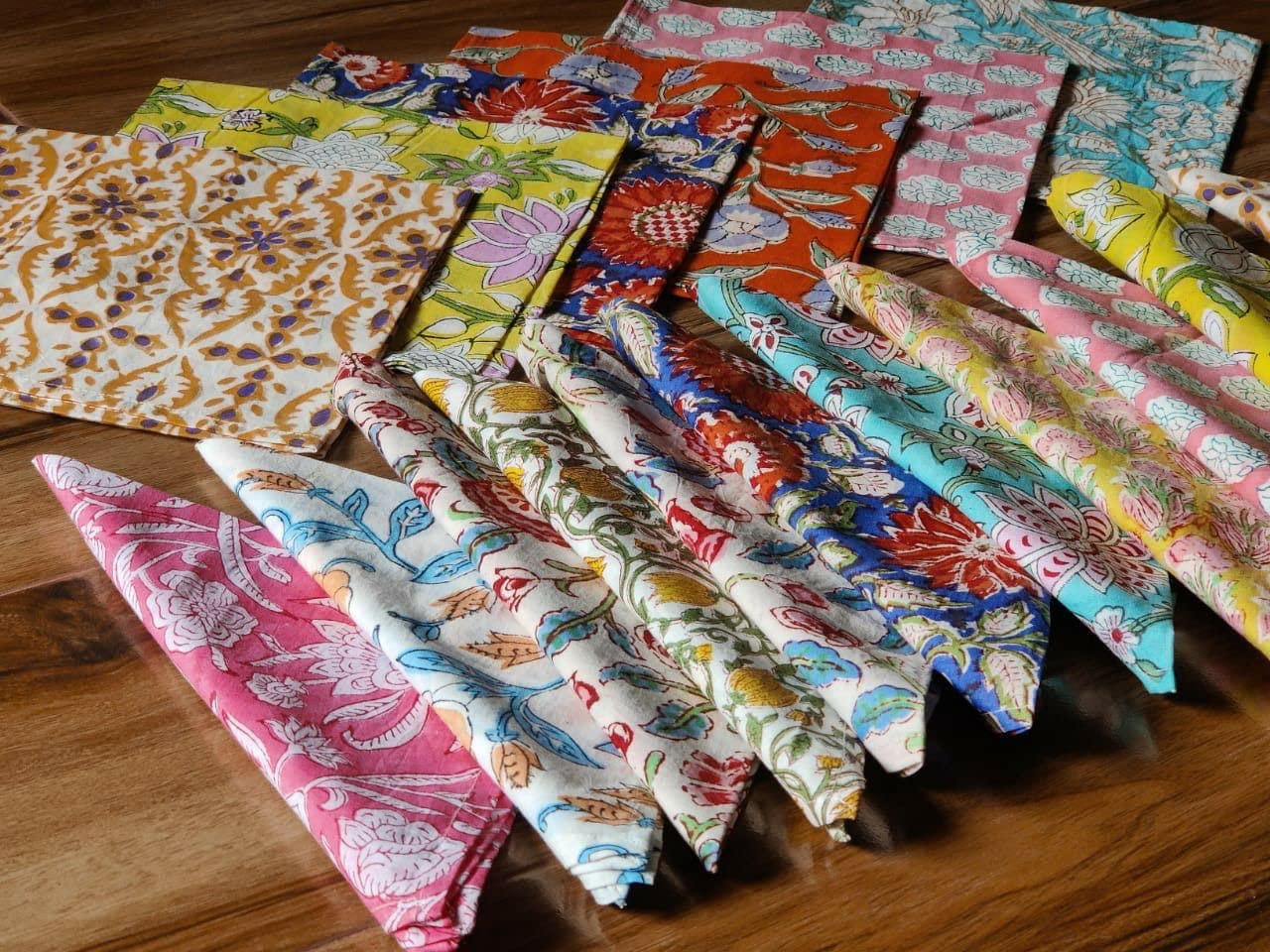 INDACORIFY Lot de 50 Serviettes de Table 100% Coton imprimé à la Main de Style Indien, Serviettes de Table Mouchoir 40,6 x 40,6 cm Serviettes de Cuisine Décoration de Table en Lin
