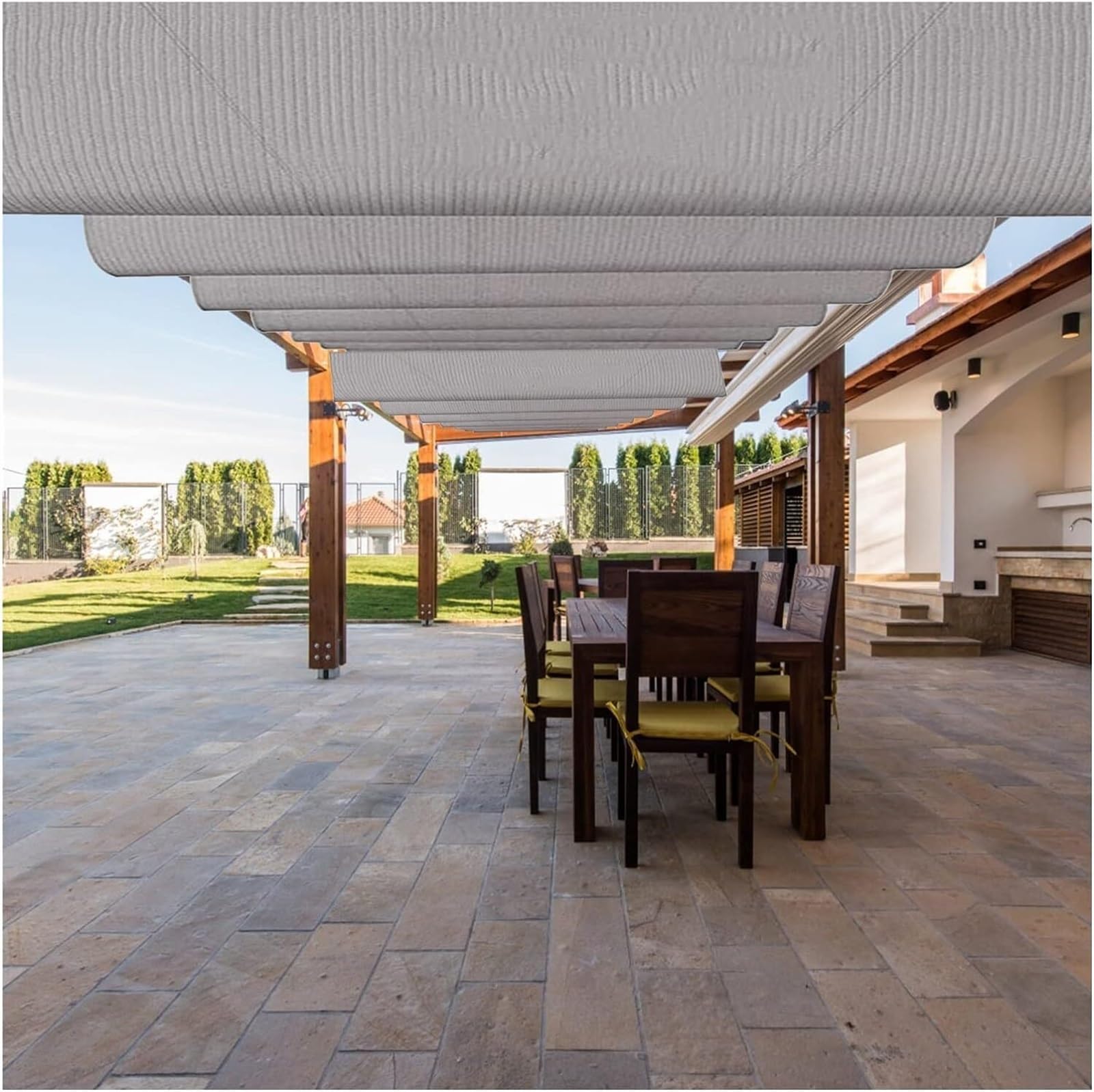 Voile d'ombrage rétractable contre la chaleur étouffante de la terrasse