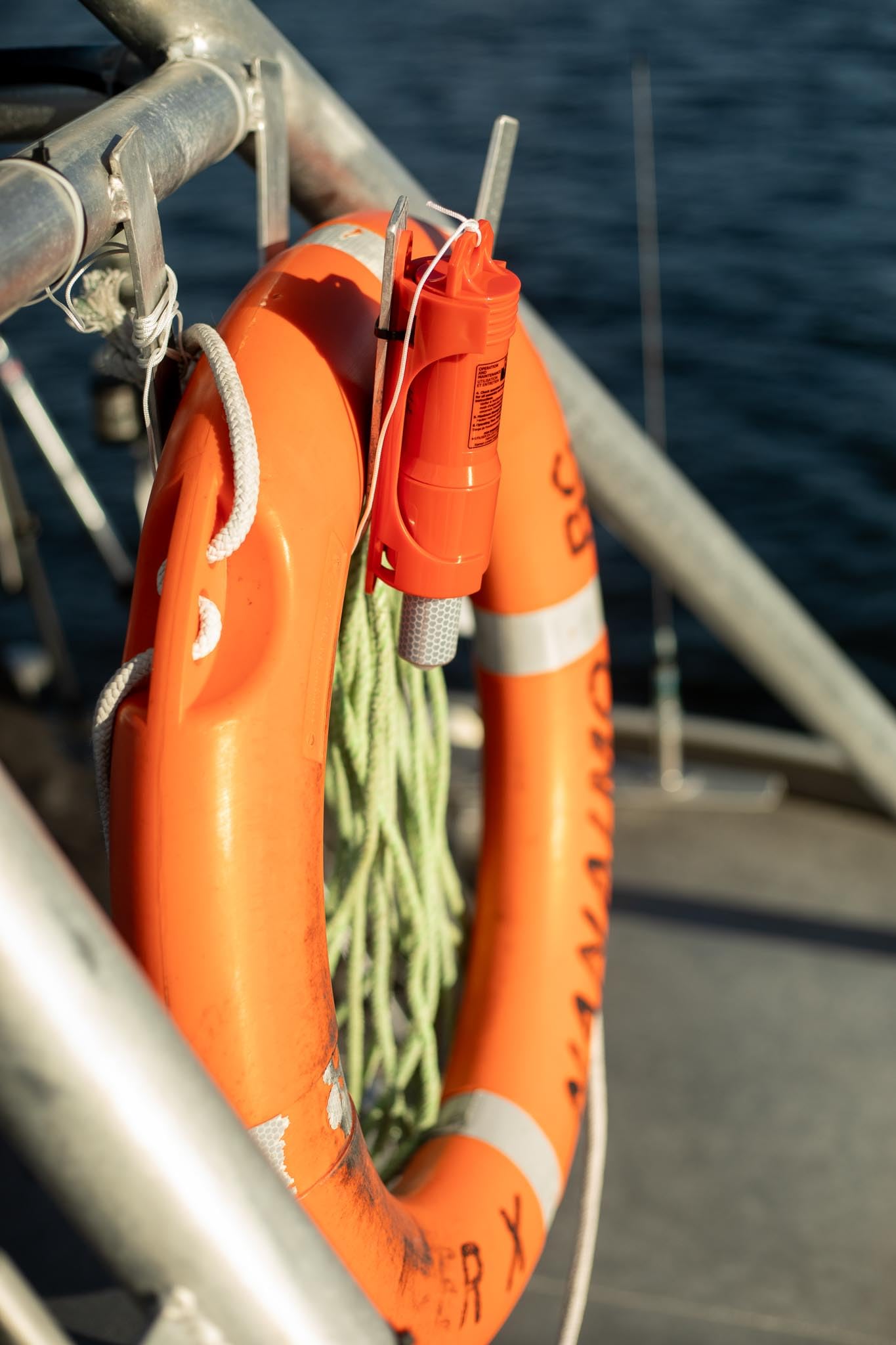 ACR SM3 Luz Marcadora Autoencendida para Aro Salvavidas, Aprobada por USCG, SOLAS y MED, Reemplazo Directo de SM2, Garantiza Visibilidad Confiable en Emergencias [Clase Energética B]