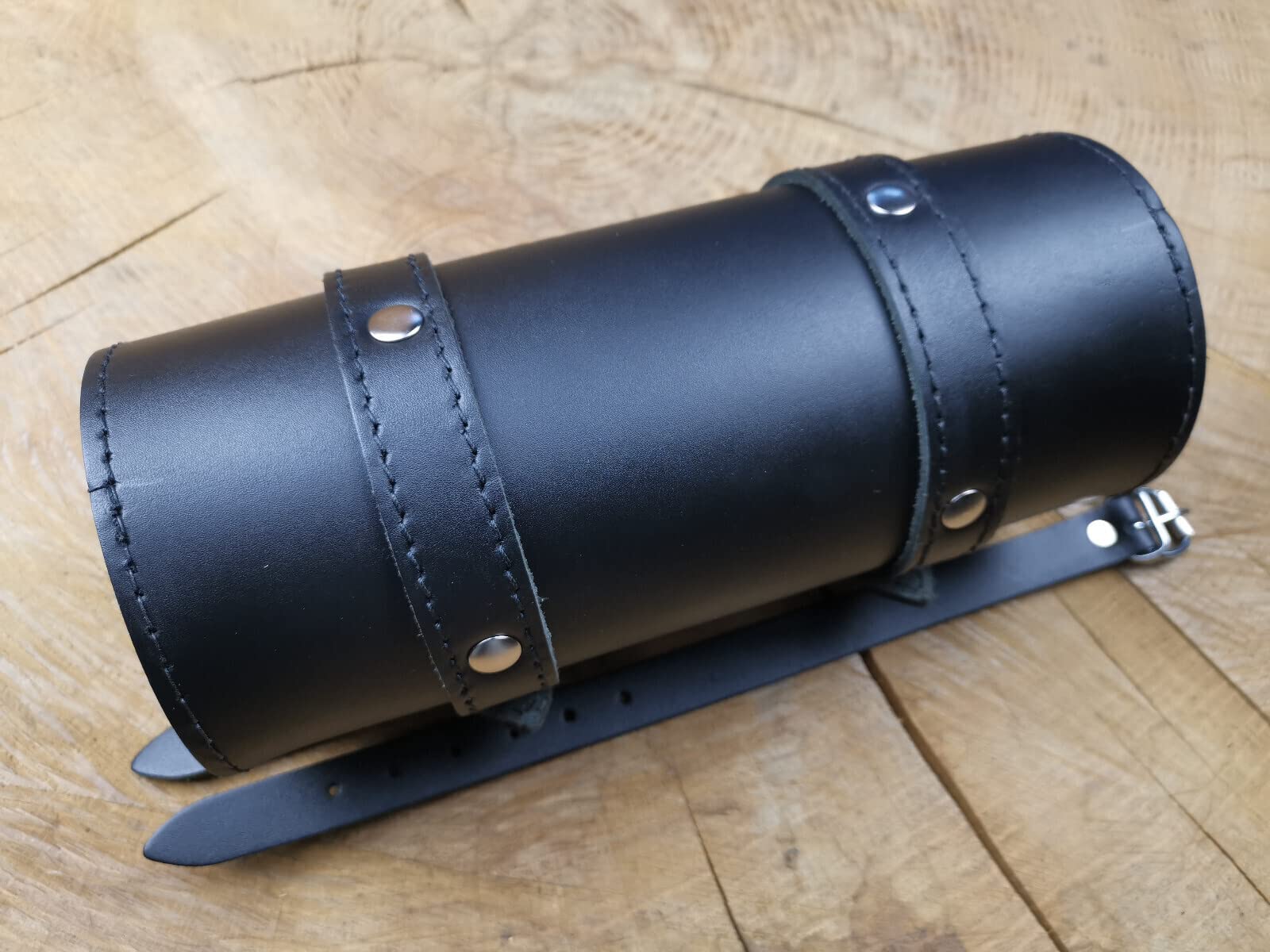 Tool Skull Schädel Totenkopf Werkzeugrolle kompatibel mit Harley Davidson Chopper Reisekoffer Lederrolle Werkzeugrolle Hot Rod HD Koffer Sissybar Gepäckrolle Motorradkoffer schwarz