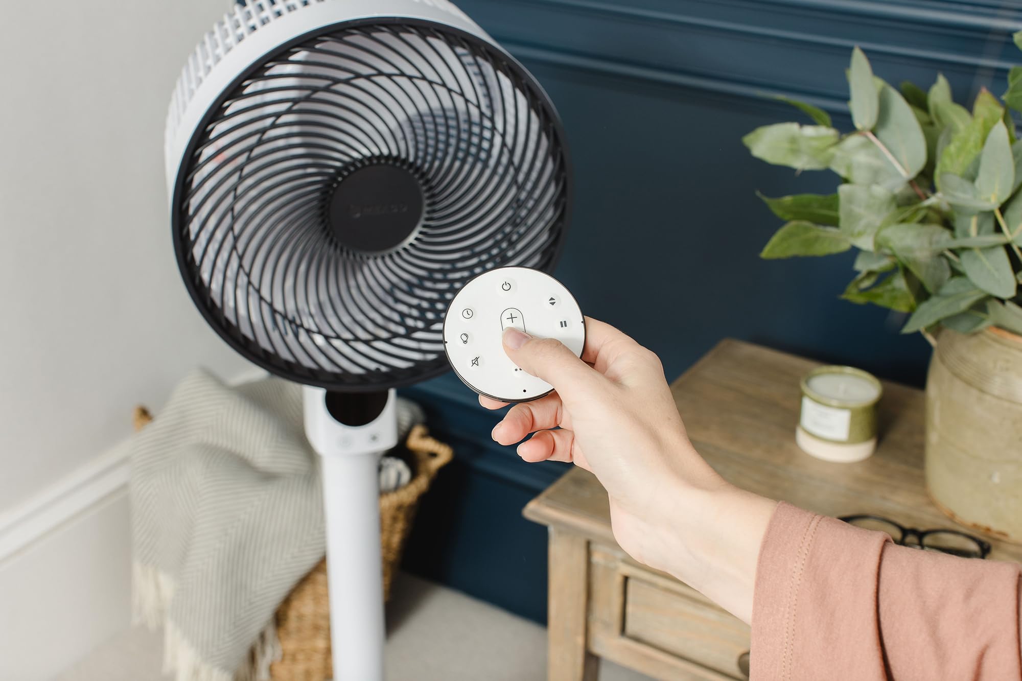 MeacoFan Sefte® - Ventilatore da terra regolabile in altezza con flusso d'aria potente, raffreddamento a telecomando ultra silenzioso, modalità notturna, timer di silenzio