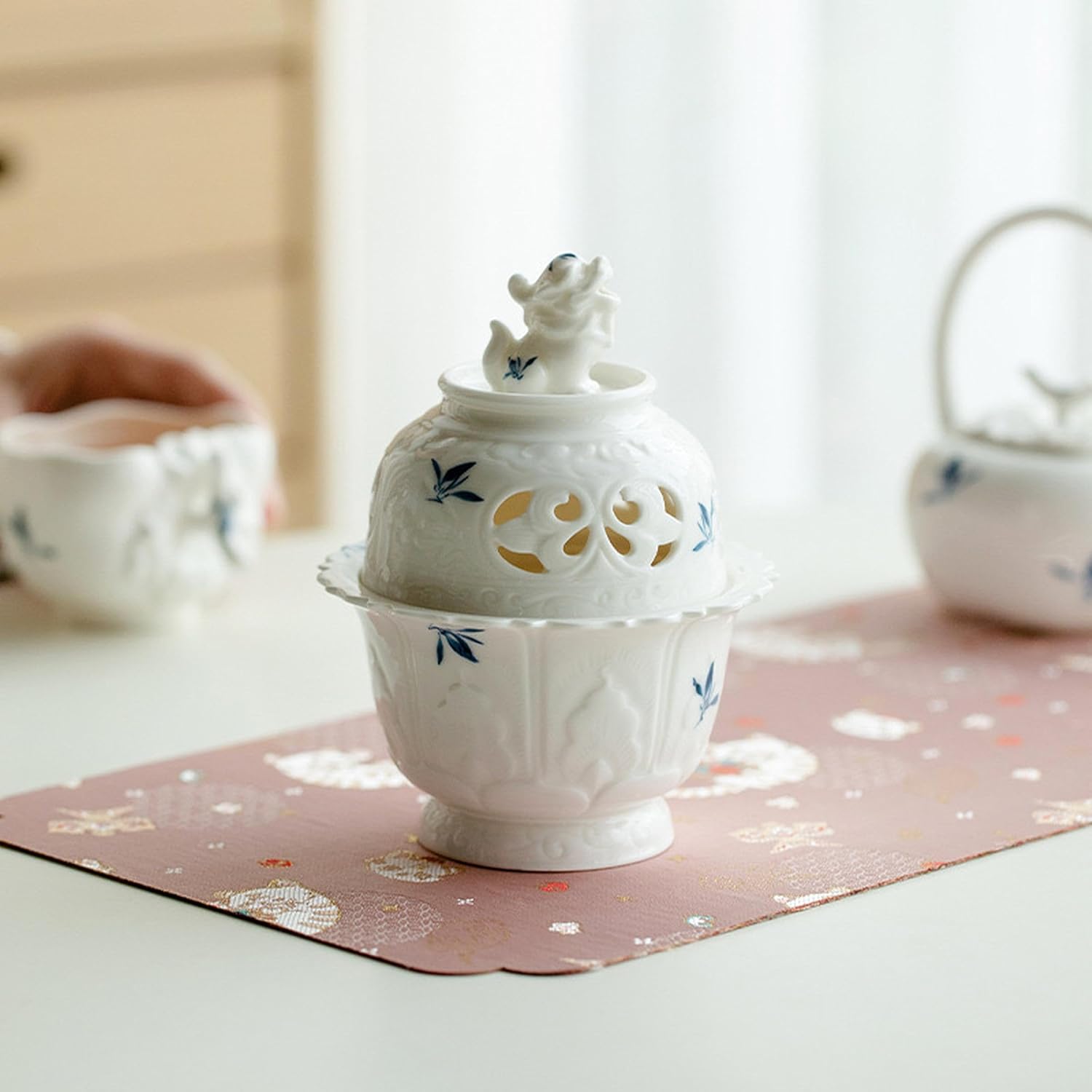 Zen-Style Incense Burner (Celadon), Ceramic Incense Holder Featuring a Lion Sculpture, Adorned with Cloud Patterns and a Buddha Light Decoration, Elegant Chinese Incense Burner for Home Décor (White)
