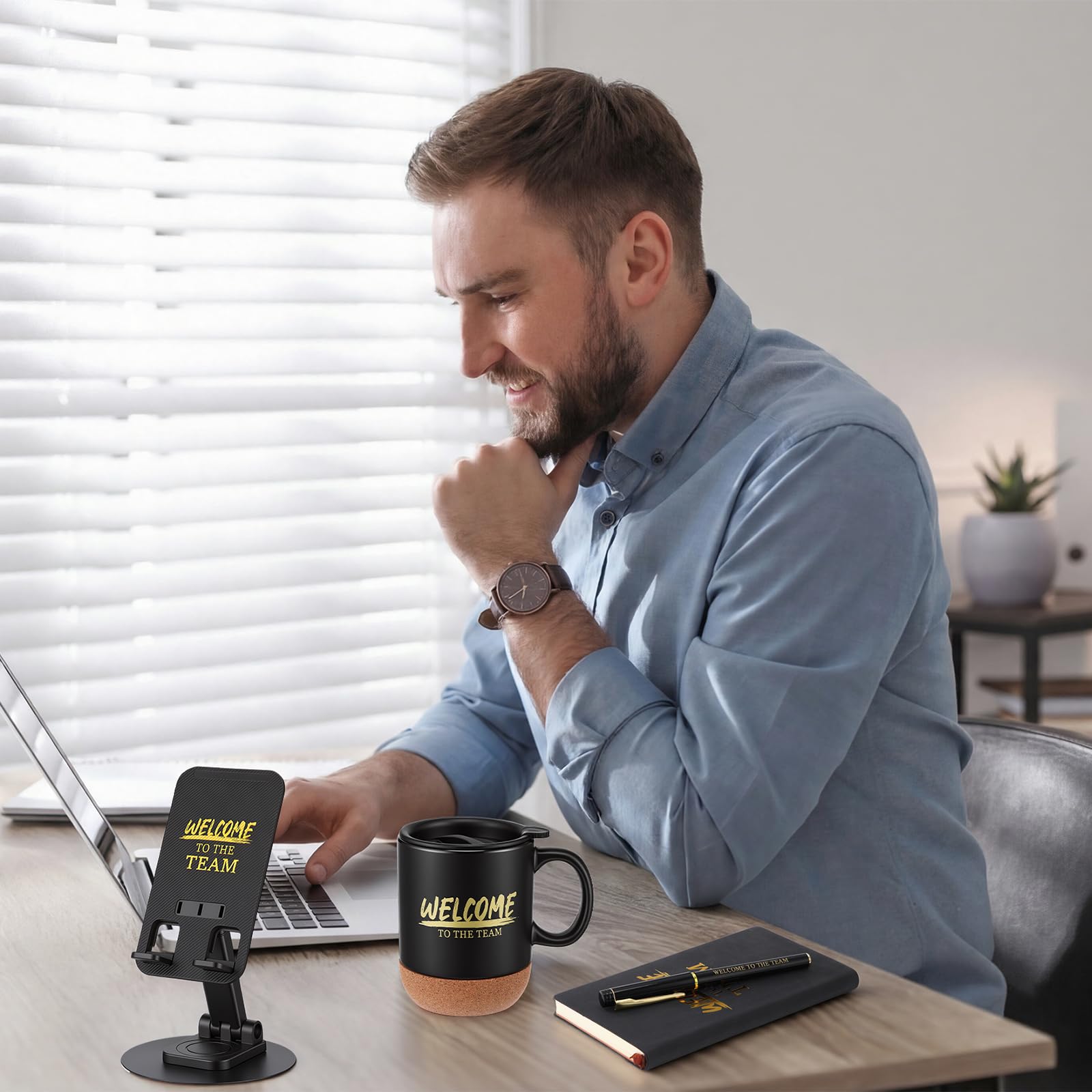 Lot de 6 cadeaux pour nouvel employé - Cadeau « Welcome to the Team » - 445 ml - Support pour téléphone - Pour carnet de notes inspirant - Sac en papier kraft - Cadeau de reconnaissance