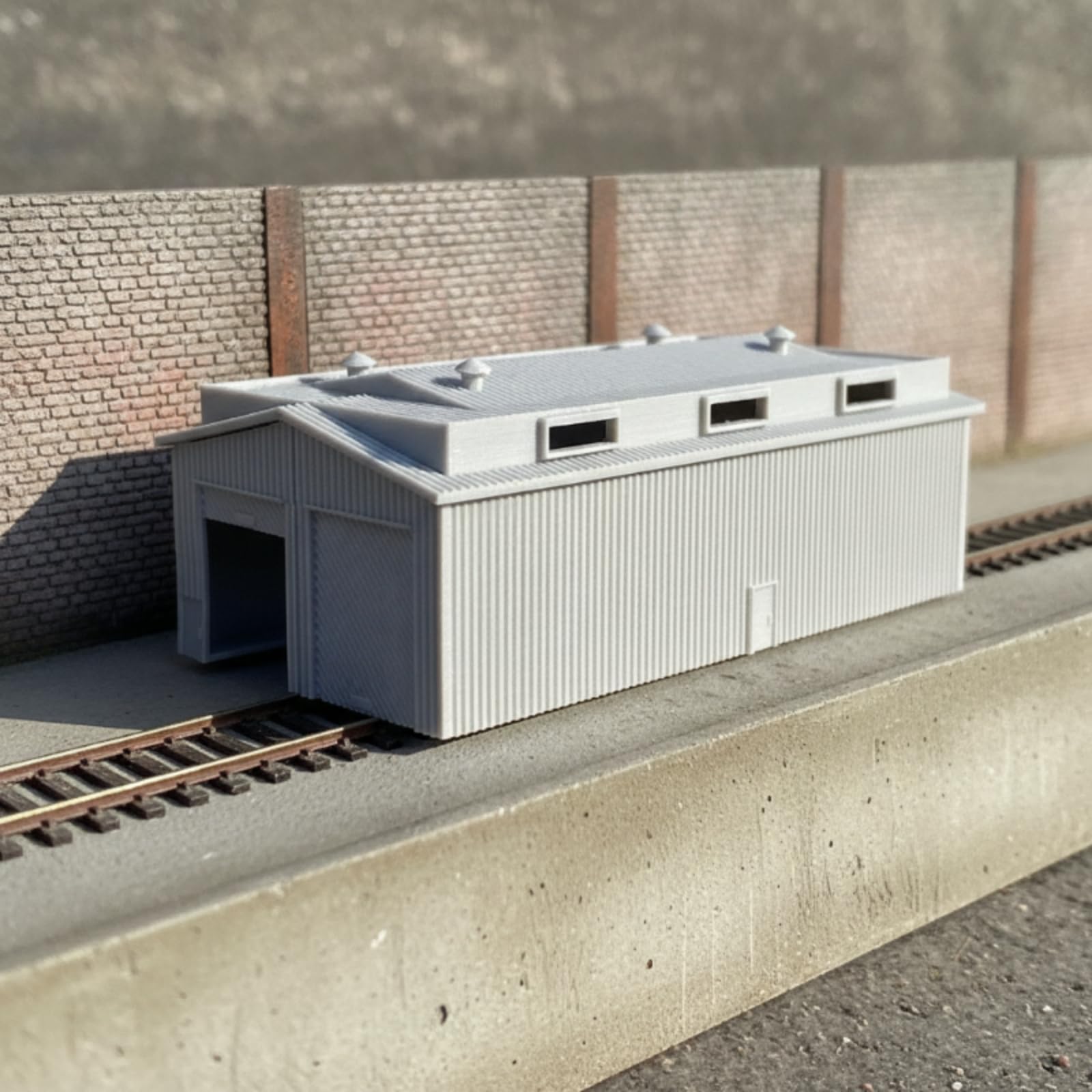 Treno in N Rimessa Ferroviaria Deposito Capannone Hangar con Finitura per Integrare Vari Scenari Adatto per Diorama Ferroviario Scalo Merci Distretto Deposito, Grigio, Porta Sinistra