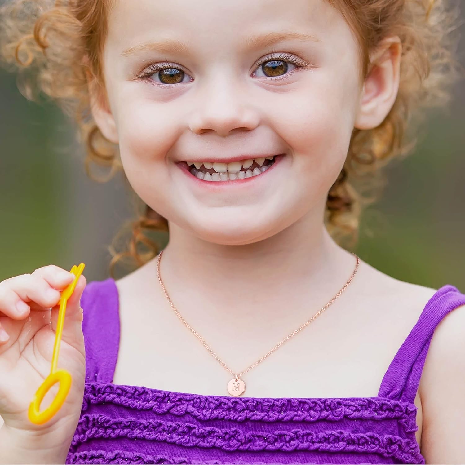 Miniatura 4 de Collar ajustable con medalla circular e inicial para mujeres y niñas, chapado en oro de 14 quilates, grabado a doble cara, con inicial personalizada