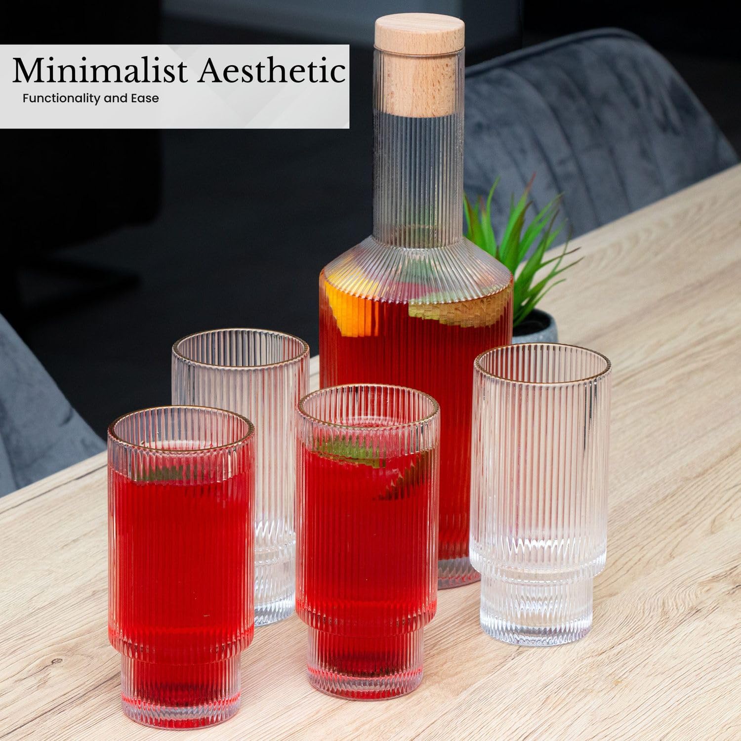 Intirilife Zestaw szklanych karafekkarafka z korkiem i 4 szklanki ze złotym brzegiem - karafka o pojemności 1,7 litra - szklanki o pojemności 260 ml - kryształowy dzbanek szklanka do picia wody