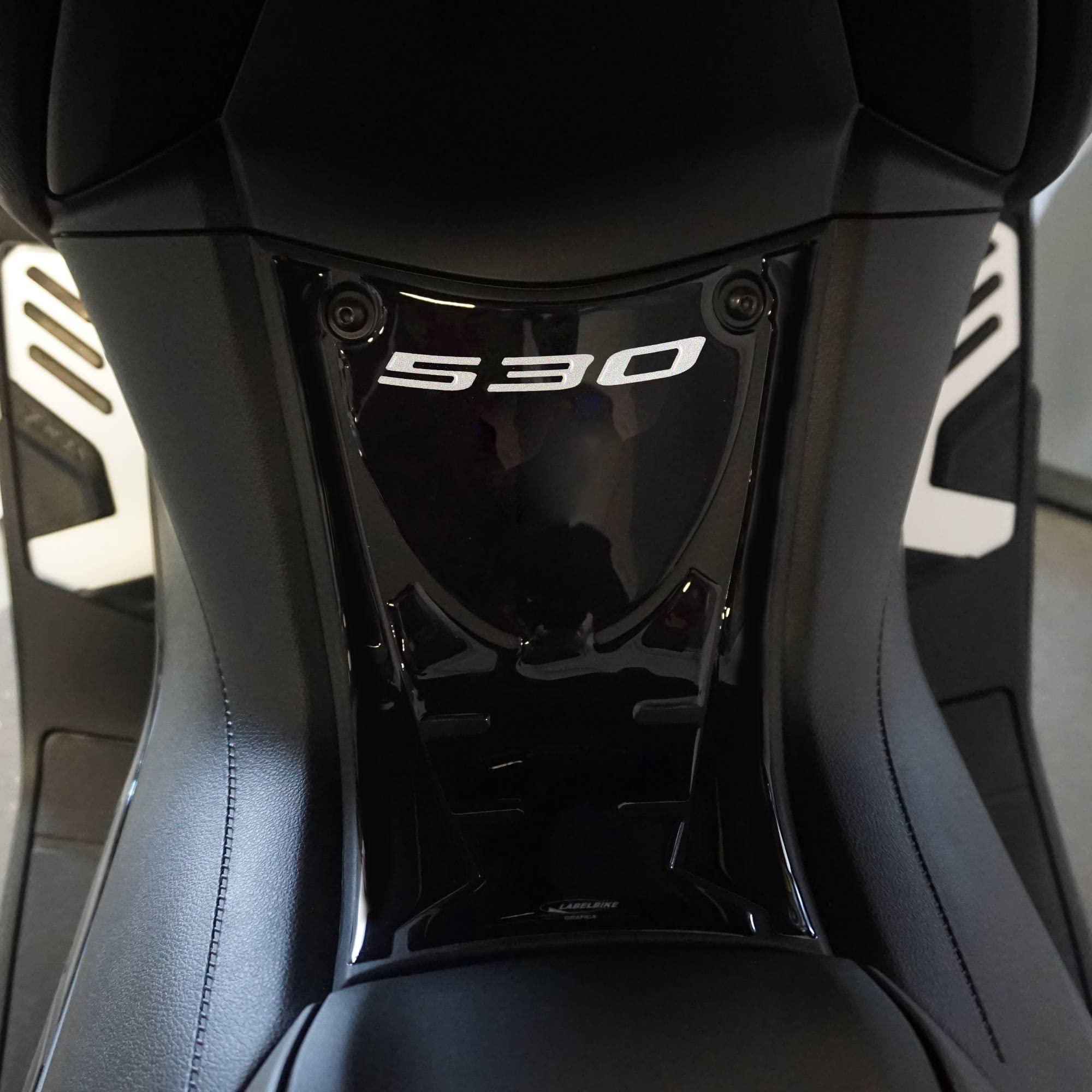 labelbike - Autocollant 3D Moto Plateforme Avant Protection et Décoration en Résine Compatible avec Yamaha TMAX 530 2017-2019 - Noir Couleur Argent | TMAX 530 2017-2019 Protection en résine anti-rayures Décoration Argent Noir