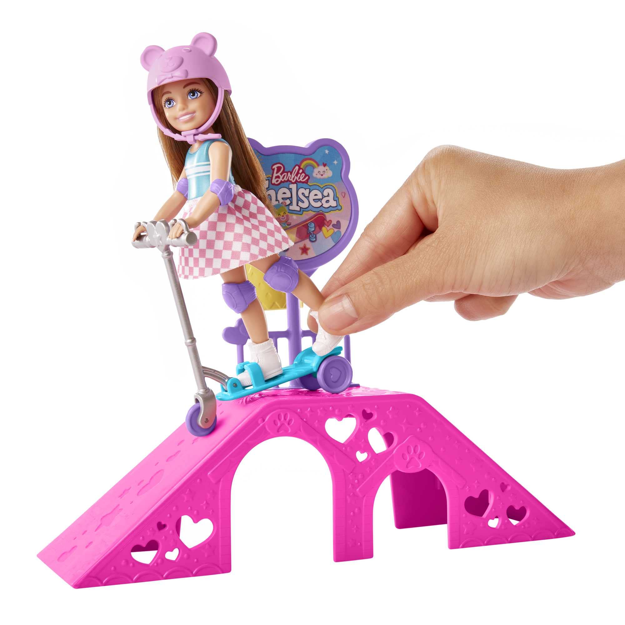 Barbie Chelsea Parque de Skate Muñeca con patinetes, Mascotas y Set de Juego con Accesorios, Juguete de Regalo +3 años (Mattel HJY35)