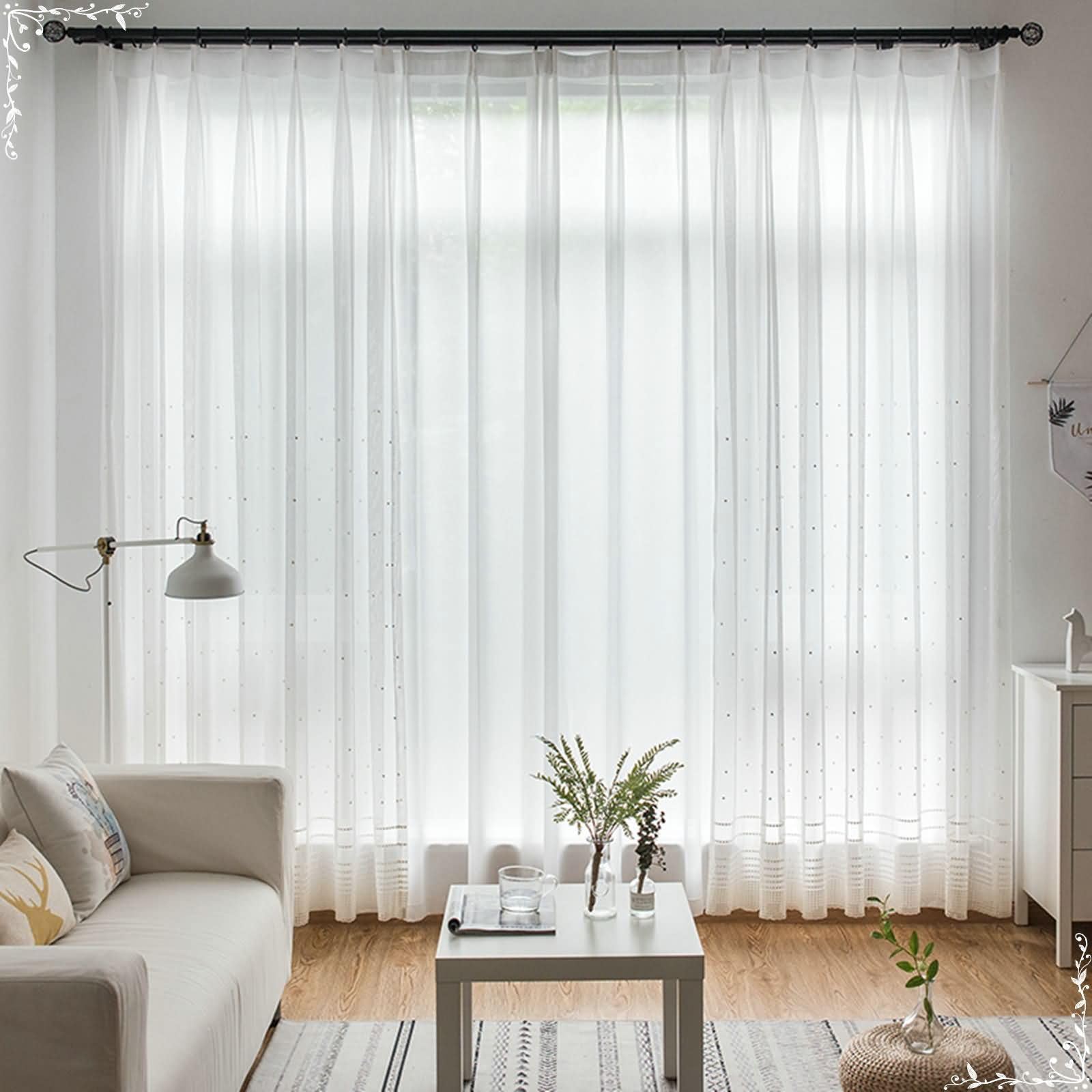 Rideau salon brodé pour créer une ambiance lumineuse et cosy au bureau