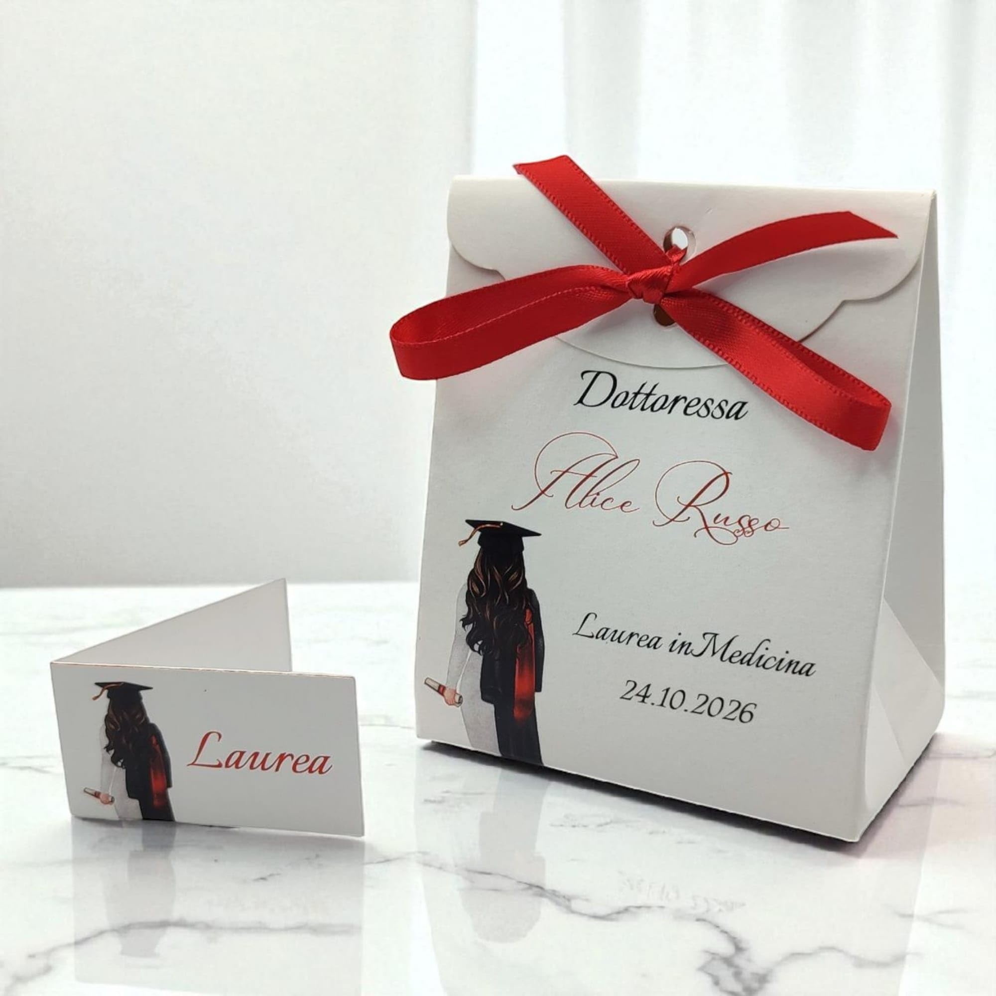 PV Grafik 24 Bomboniere Laurea Personalizzate con Nome, Scatoline Portaconfetti Laurea, Bomboniera Laurea Personalizzata Complete di Bigliettini e Nastri, Scatoline Confetti Laurea(Nica L5)