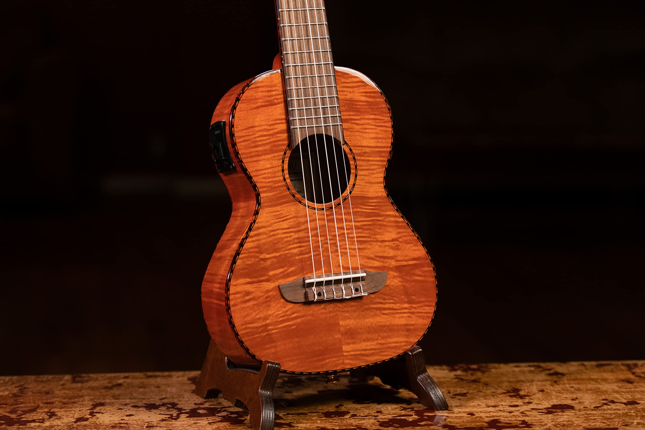 Ortega Guitars Reise Gitarre Elektro-Akustisch – Mini Travel Series – Geflammtes Mahagoni, Hochglanz Natur (RGLE18FMH)