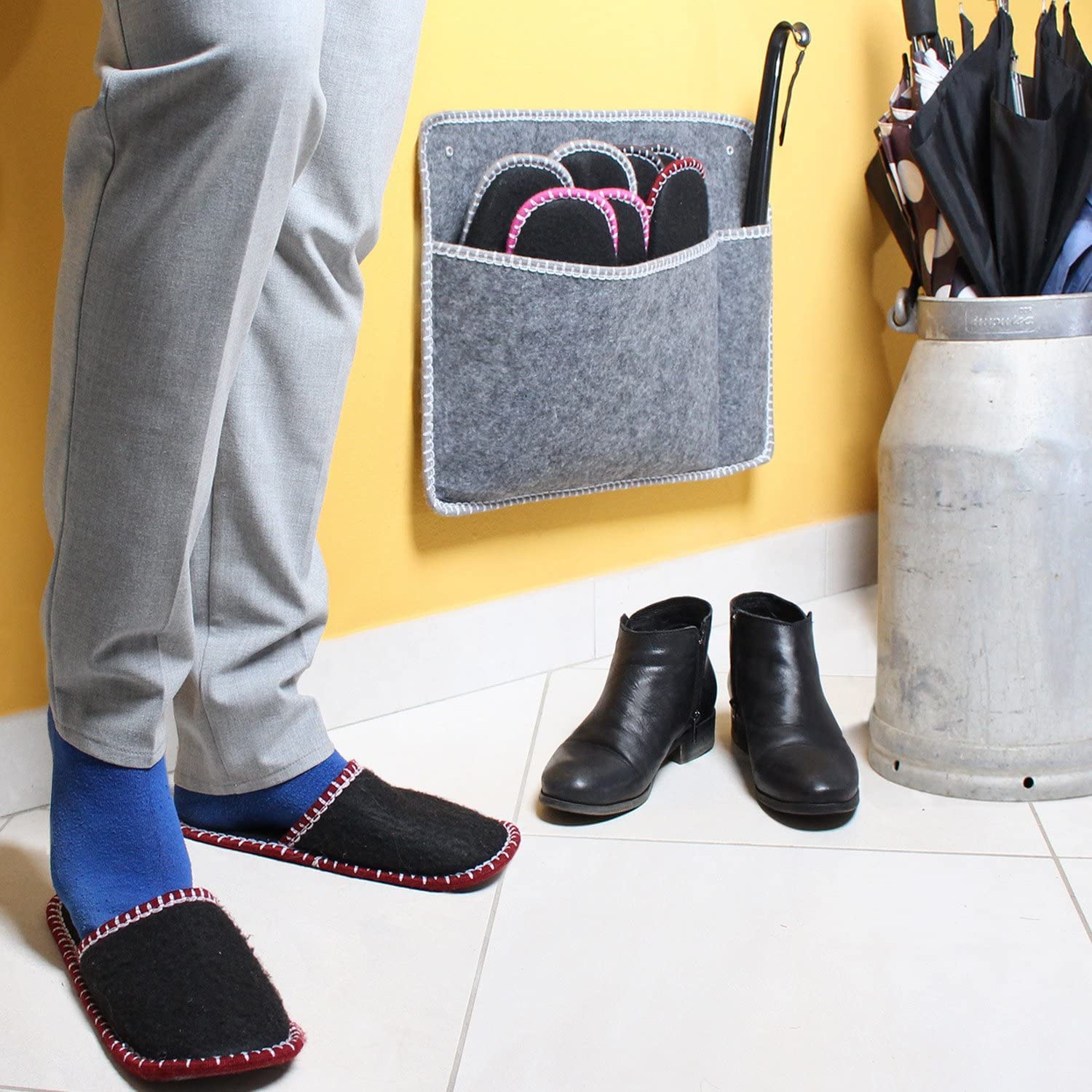 Amazy Set di 8 Paia di Pantofole per Ospiti in Feltro con Suola Antiscivolo - Incluse Borsa Portaoggetti, Calzascarpe e Panno - Pantofole Unisex per Uomo e Donna in Diverse Misure da 38 a 48