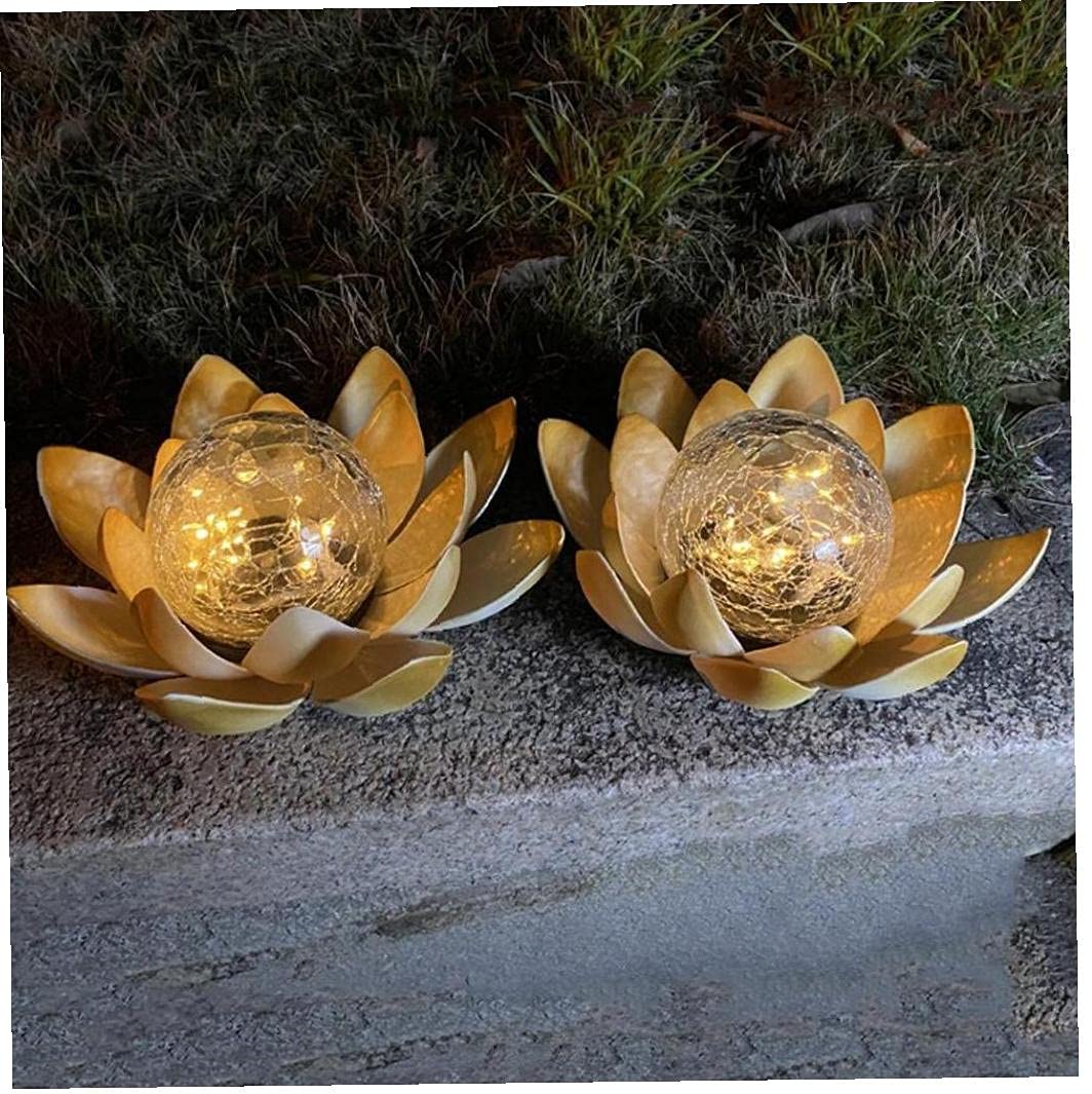 Lampe solaire de jardin étanche pour éclairer une pelouse sombre la nuit