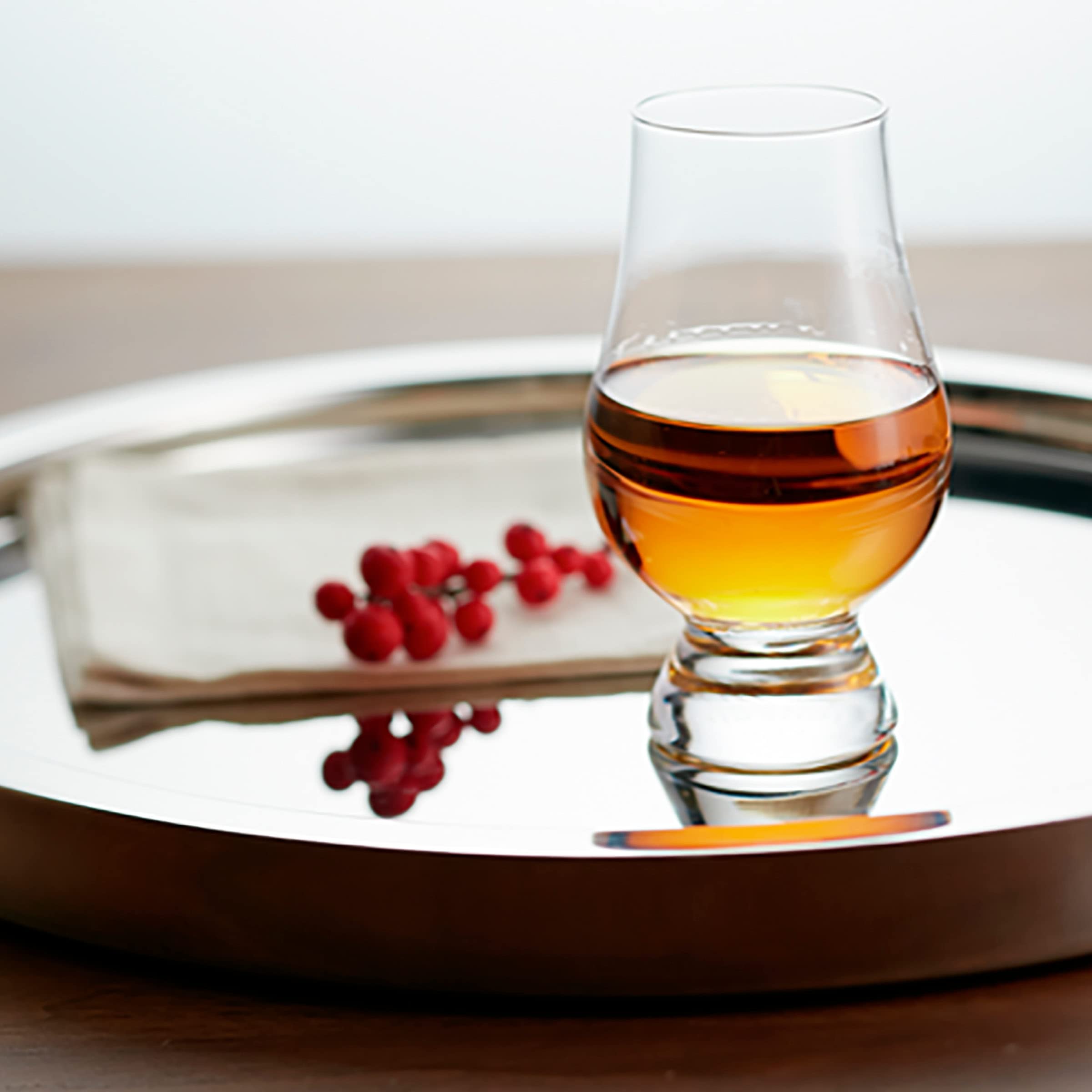 Lagavulin Distillers Edition, aromatischer Whisky aus Schottland, reicher Geschmack mit intensiver Rauchigkeit, Geschenkidee, 43% vol., 700ml Einzelflasche