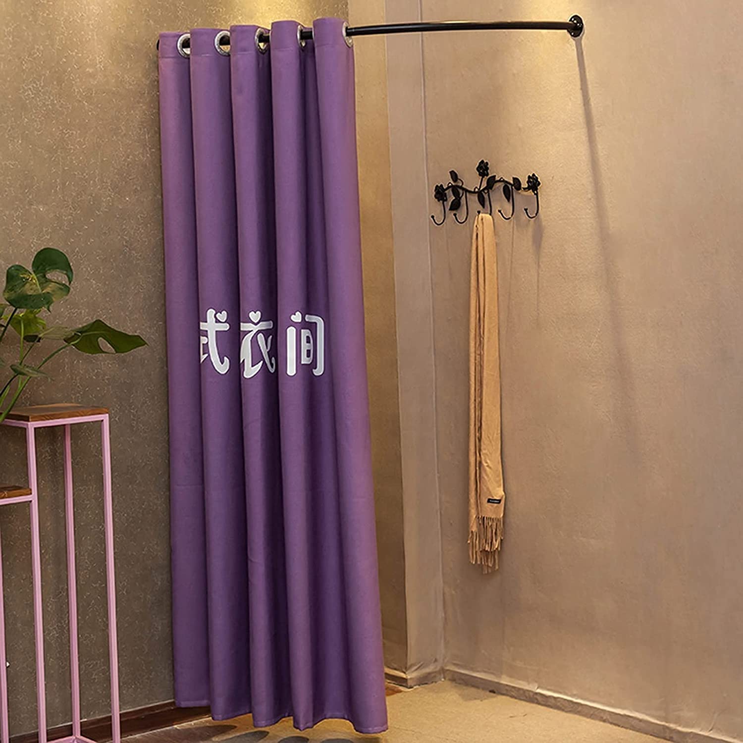 Protection de la vie privée en magasin avec cette cabine d'essayage en C