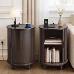 DHH Table ronde avec stockage & Station de recharge, Table latérale Accent Fluted avec porte coulissante & Plateau réglable, Table de chevet pour petits espaces, Salon, Chambre (1, Noix jaune)
