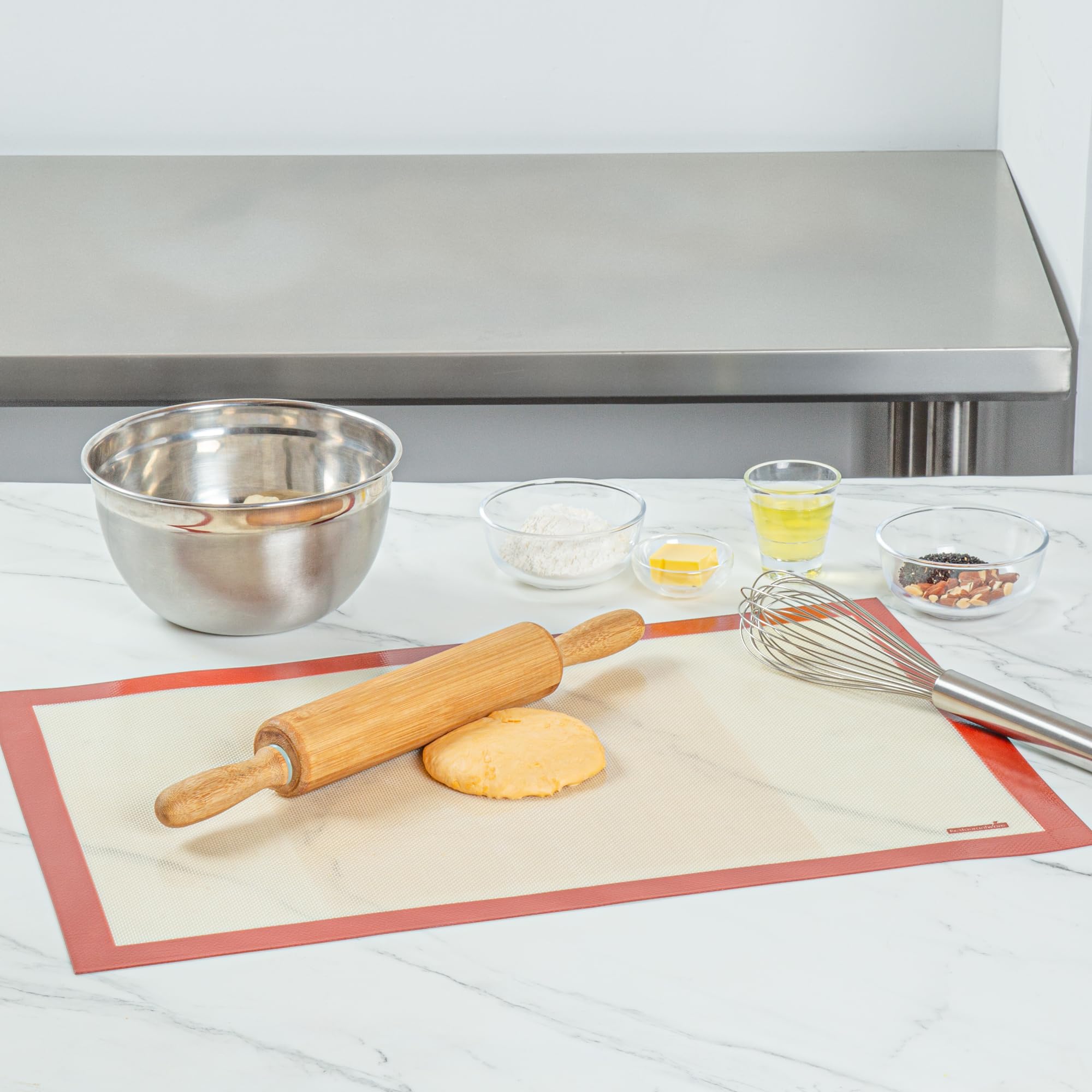 Restaurantware Backmatte aus Silikon, 2 Stück, Pastry Tek 60 x 40 cm, volle Größe, antihaftbeschichtet, schmutzabweisend, wiederverwendbar, ultra-langlebig, hellbraun und rot, einheitliches Backen für