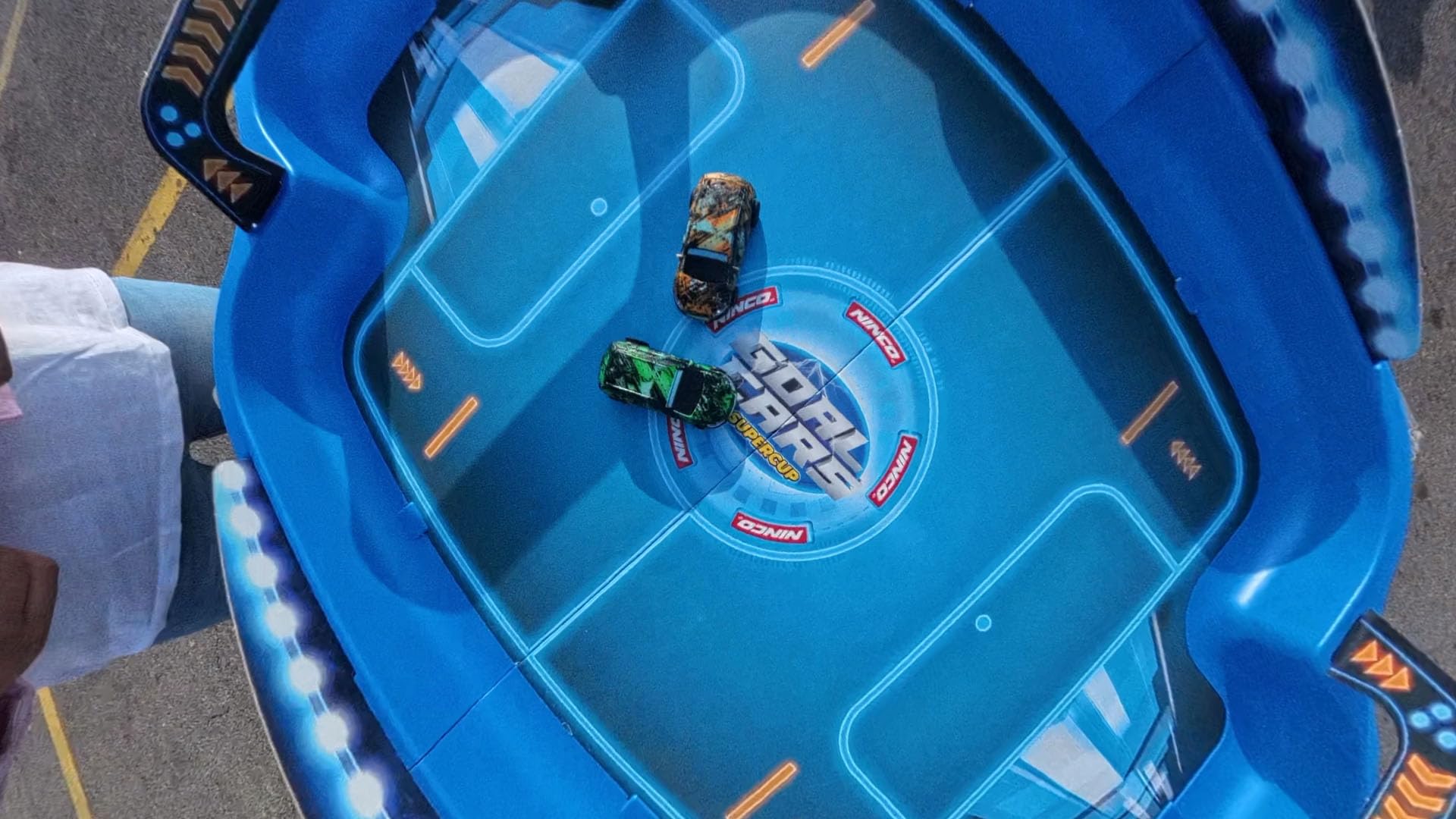 Ninco - Goalcars Supercup | Samochód zdalnie sterowany dla dzieci | Hybrydowy łączący jazdę radiowo i techniki piłki nożnej, 2 pojazdy w skali 1/64 wyposażone w światła (NH93181)