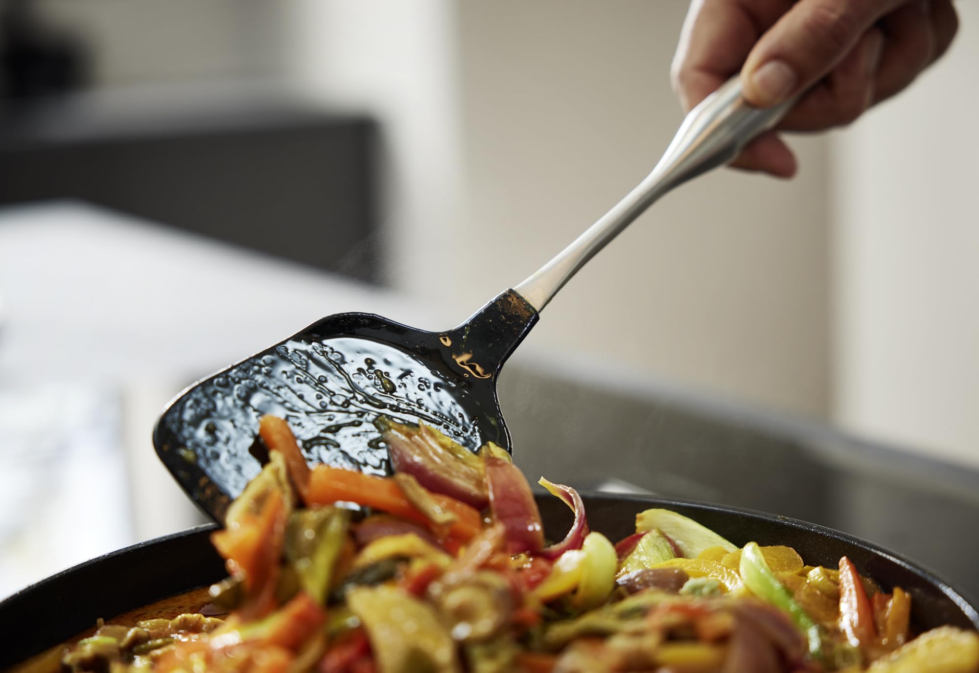 Fissler Cazzuola essenziale in silicone con manico in acciaio inox (38 cm) per salsa, mestolo, con occhiello per appenderla, lavabile in lavastoviglie