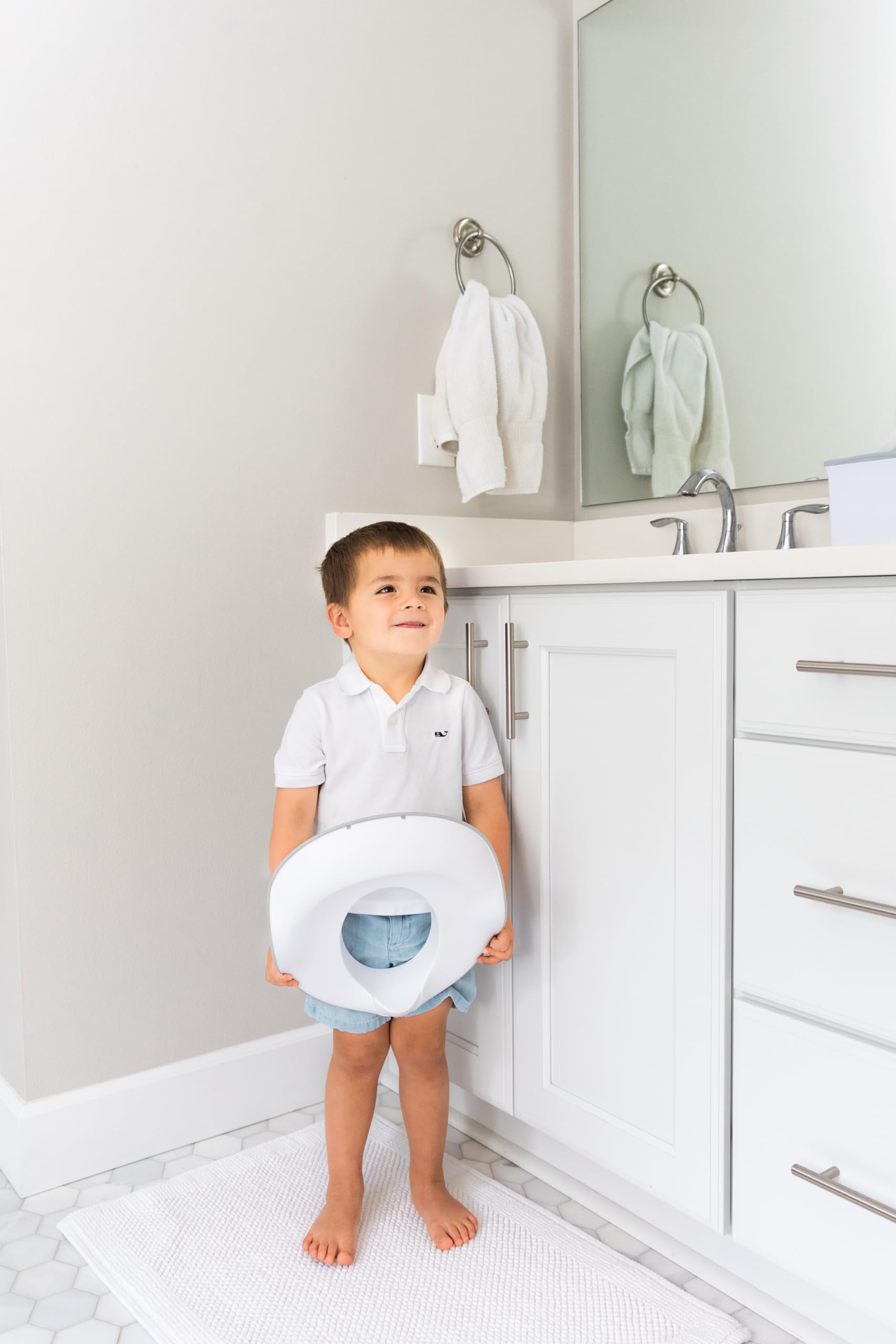 Ubbi Verstellbarer Toilettentrainer für Kleinkinder im Töpfchentraining mit integrierten Griffen und Bonus-Töpfchenhaken für einfache Lagerung, Grau