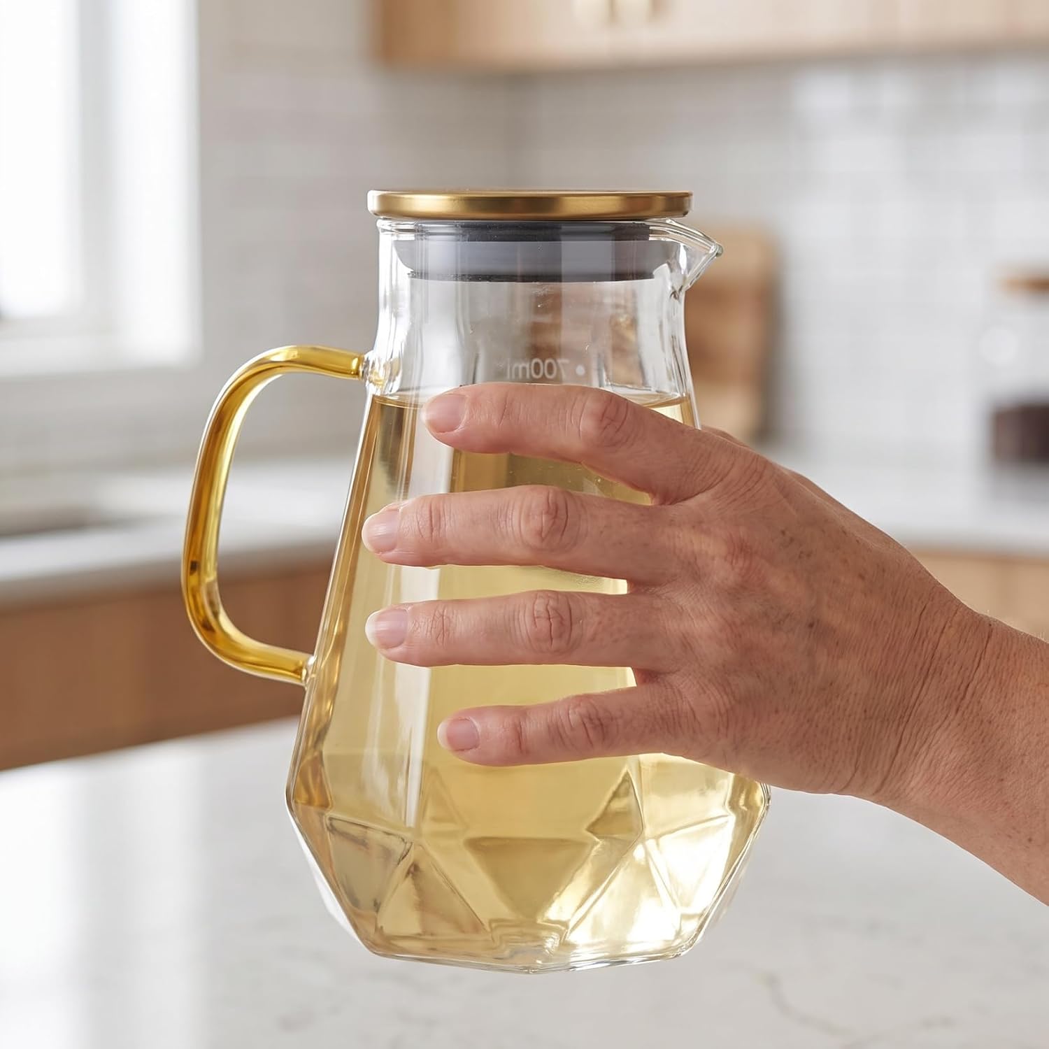 700ml/ 23oz Glass Oil Dispenser with Handle and Spout, Clear Seasonings Jar with Leakproof and Dust Cover, Resuable Refillable Soy Sauce Vinegar Olive Oil Bottle Practical Kitchen Gadgets with Scales