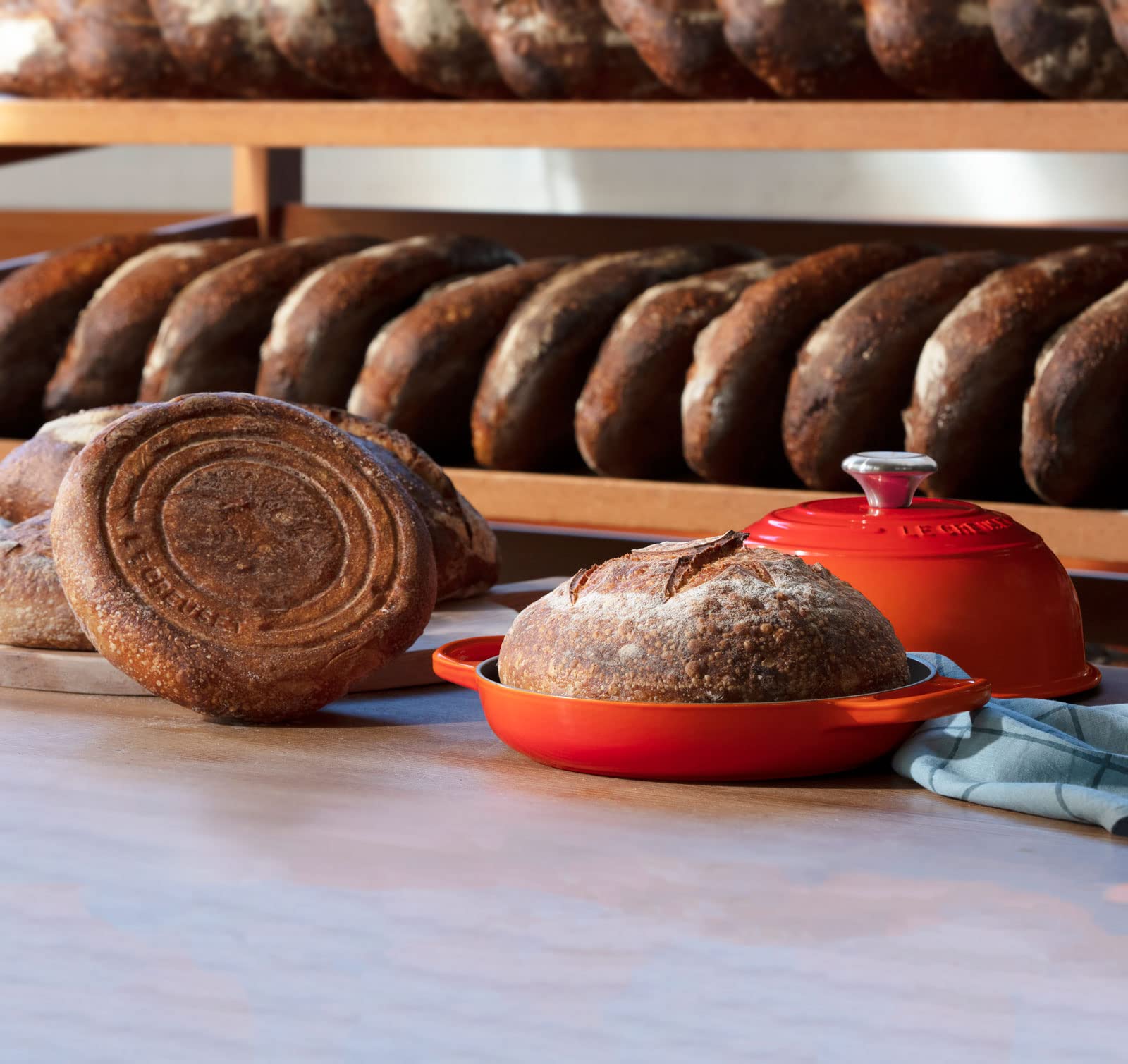 Le Creuset Brotbackofen-Set – Emaillierter Gusseisen-Brotbacktopf Mit Bürste, Für Knusprige Brote