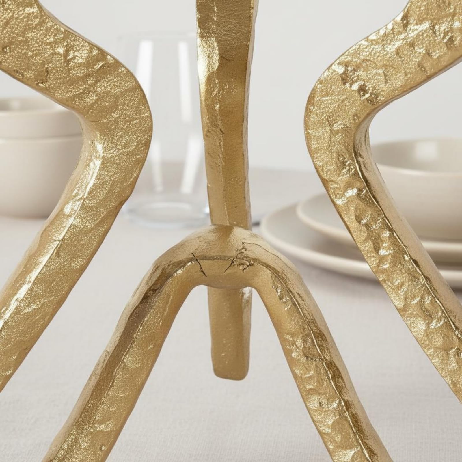 predolo Holder Portacandele Scultoreo Candeliere Astratto Supporto Tre Candele Struttura Aperta Resina Testurizzata Finitura Adatto a Mensole Camini Tavoli Sala da Pranzo Soggiorno, Oro
