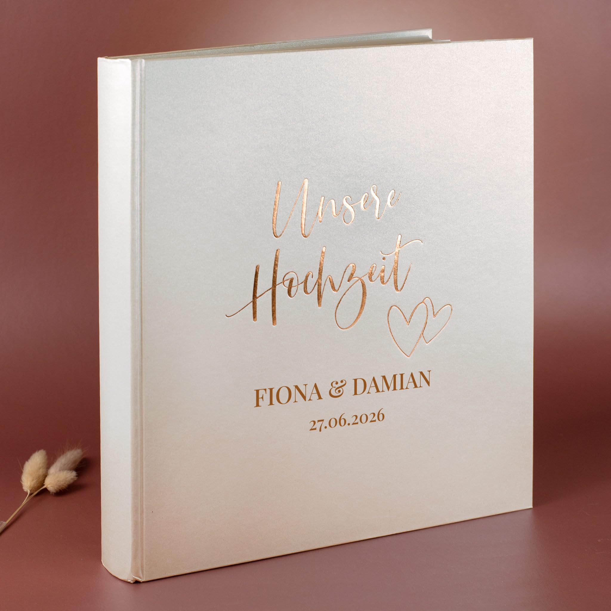 Herz & Heim® Personalisierbares Fotoalbum zur Hochzeit – 60 Seiten Satinpapier mit Pergamin – Hardcover Fotobuch mit Goldprägung – Hochzeitsalbum mit Namen & Datum für Erinnerungen