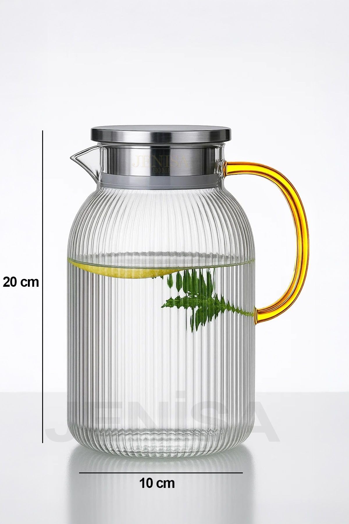 Jenisa 1500 ml Borosilikat Cam Çizgili Sürahi – Süzgeçli Metal Kapaklı, Isıya Dayanıklı Şık Tasarım