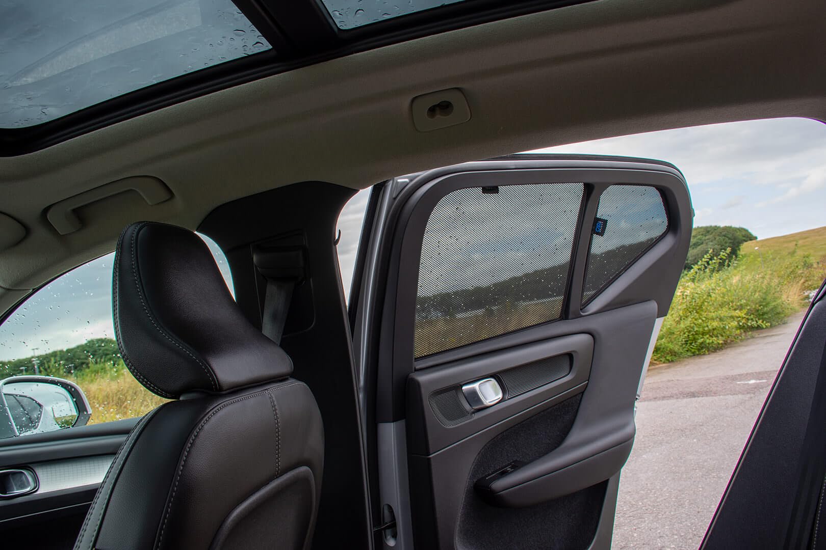 Zestaw osłon samochodowych (tylne drzwi boczne) kompatybilne z Volvo XC40 2018- (4-częściowy), czarne