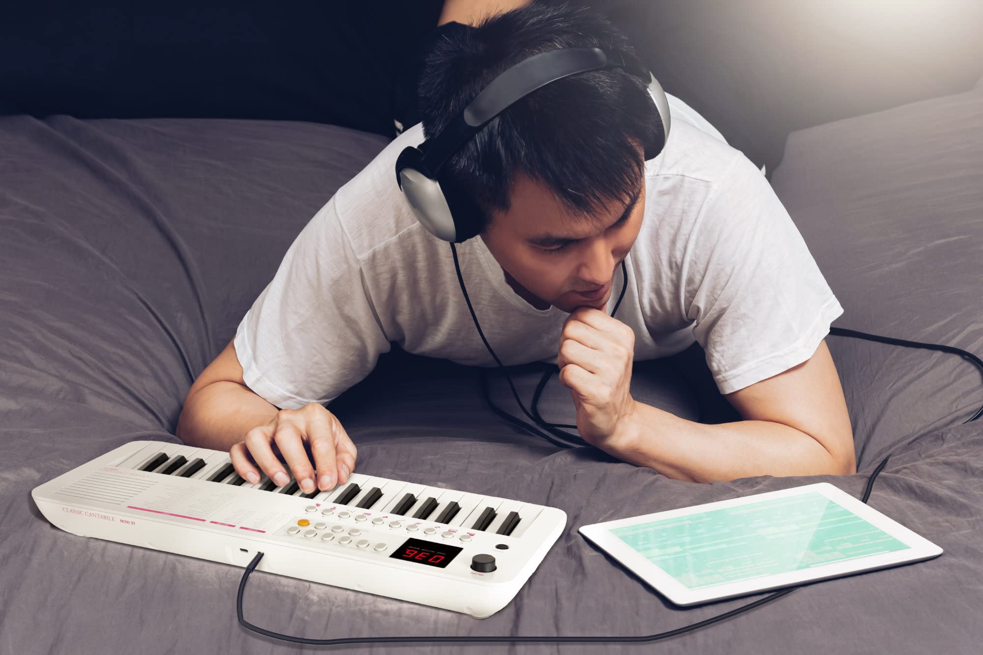 Classic Cantabile MINI-37 Keyboard - 37 Mini-Tasten - Stromversorgung über USB-C oder Batterien - 100 Sounds und Rhythmen - USB-MIDI - Lautsprecher und Kopfhörerausgang - weiß-pink