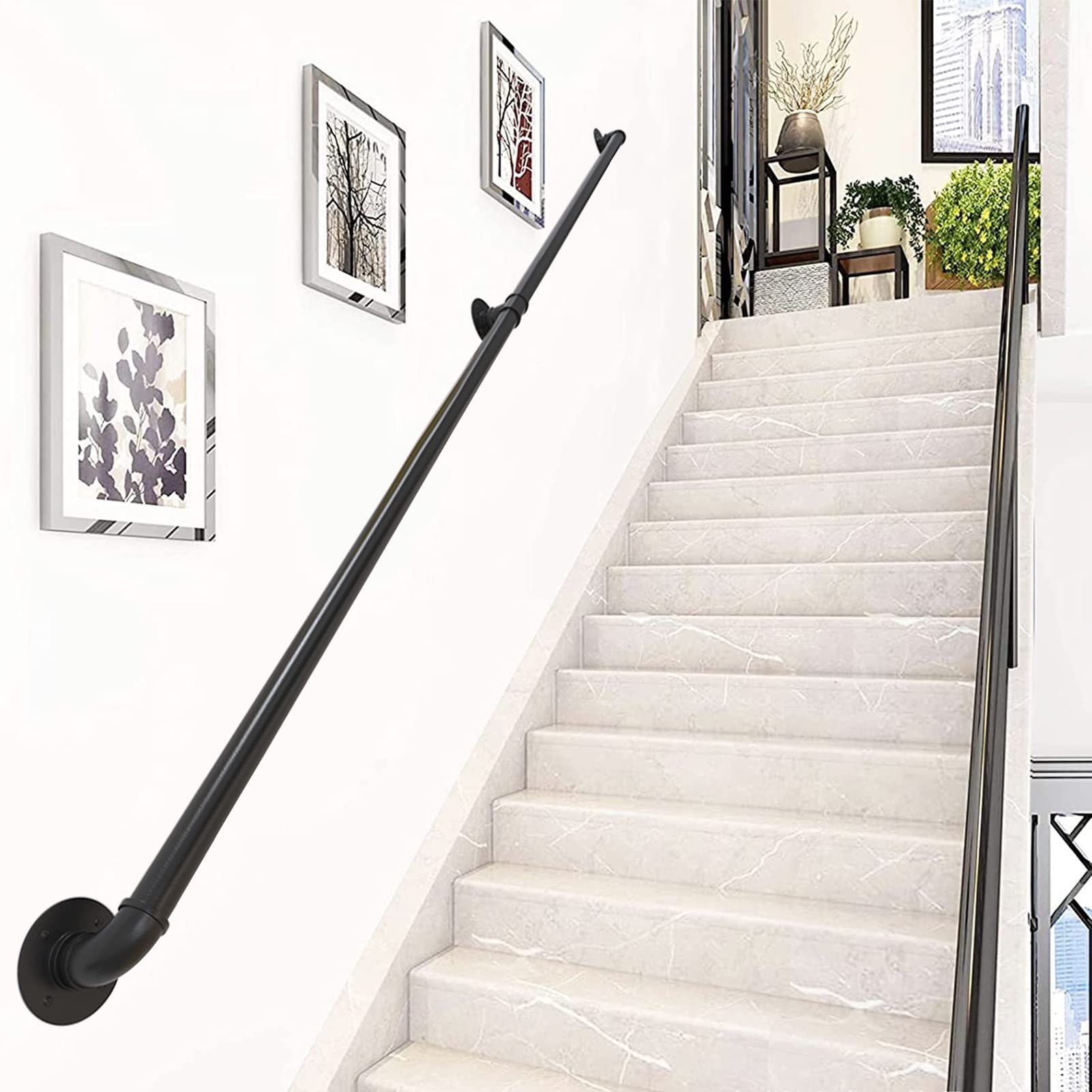Rampe d'escalier extérieure contre les marches glissantes en métal noir mural