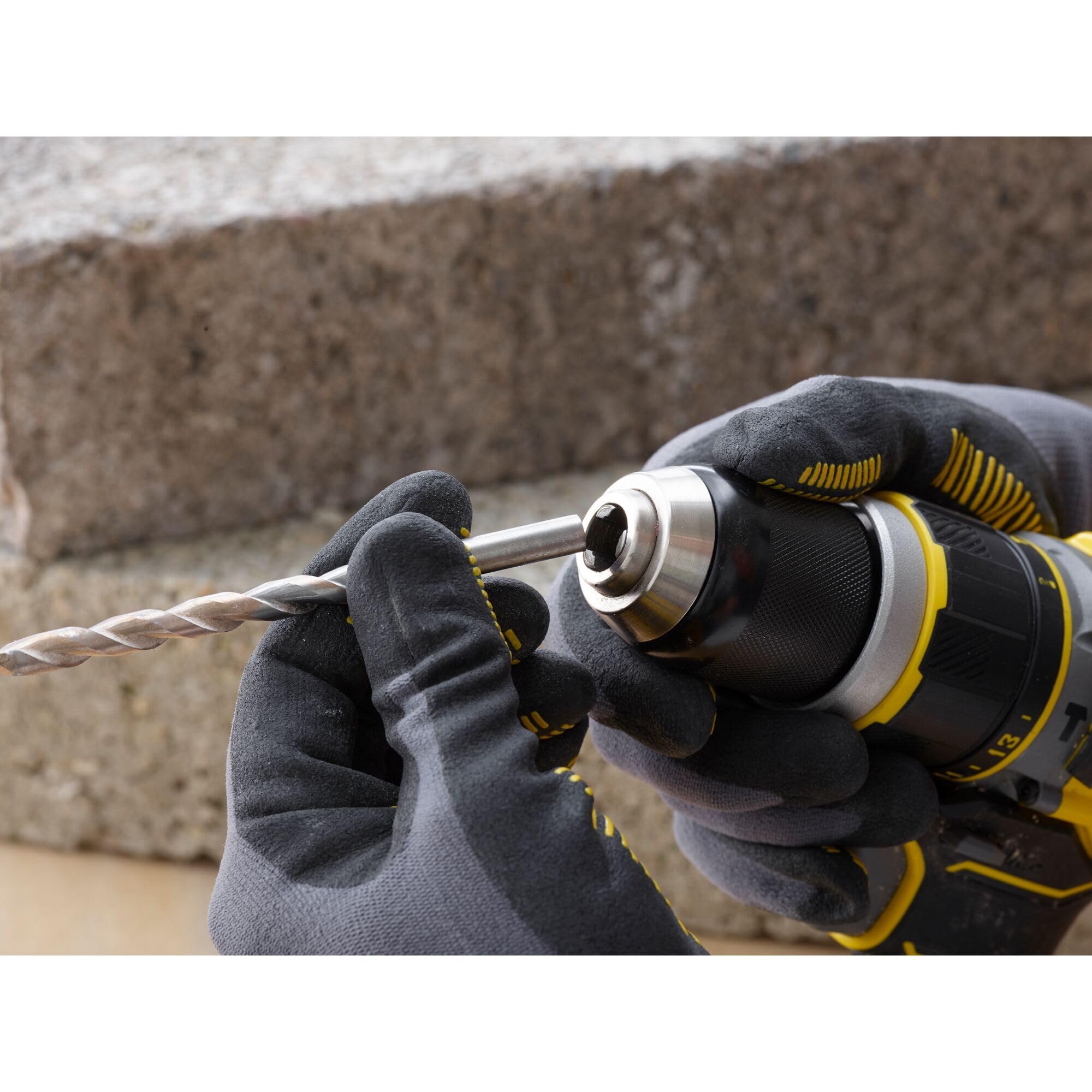 STANLEY FATMAX SFMCD721M2K-QW - Taladro Percutor 18V, Gama V20, Motor sin escobillas, Par máx. 80 Nm, Engranaje metálico de 2 velocidades, Luz LED, Incl. 2 baterías 4,0 Ah, cargador y maletín