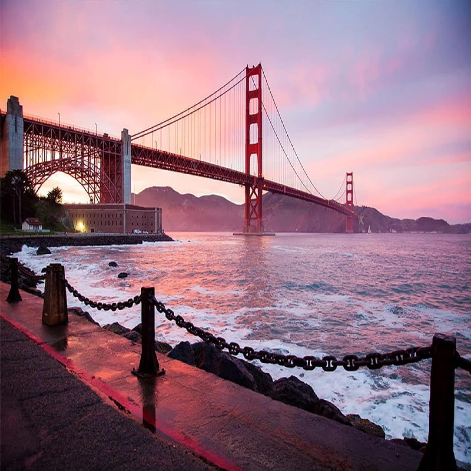 Papier peint panoramique Golden Gate pour agrandir un mur de salon