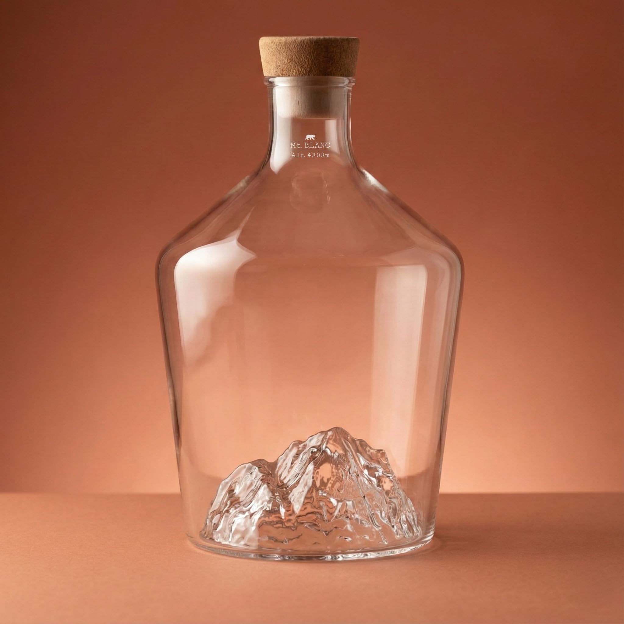 Carafe à spiritueux 1,2L – Verre borosilicate soufflé artisanalement avec montagne en relief 3D | Bouchon bois & liège, design premium | TOPOGRAPHIC (Mont Blanc)