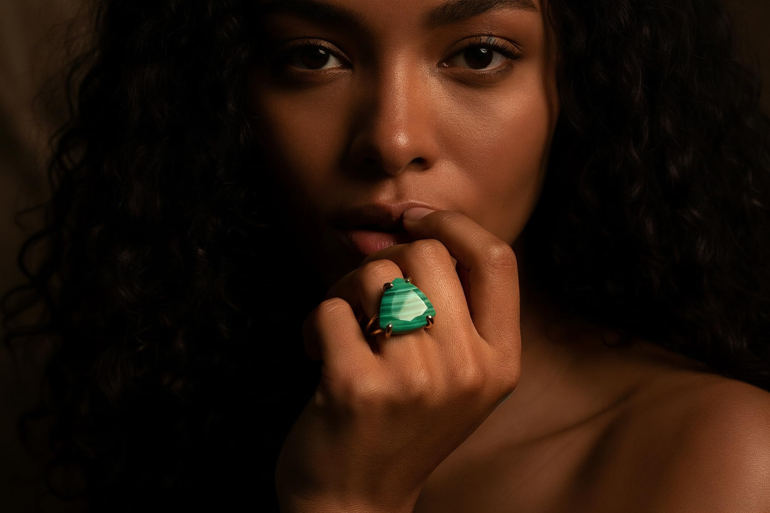 Reich Grün Malachit Ring im 14k Rose Gold - Vibrierende Trillion Ring - Luxuriöse Stein Ringe für Frauen - Handgemachter Schmuck und Geschenke - Phantasie Kasten Inklusive