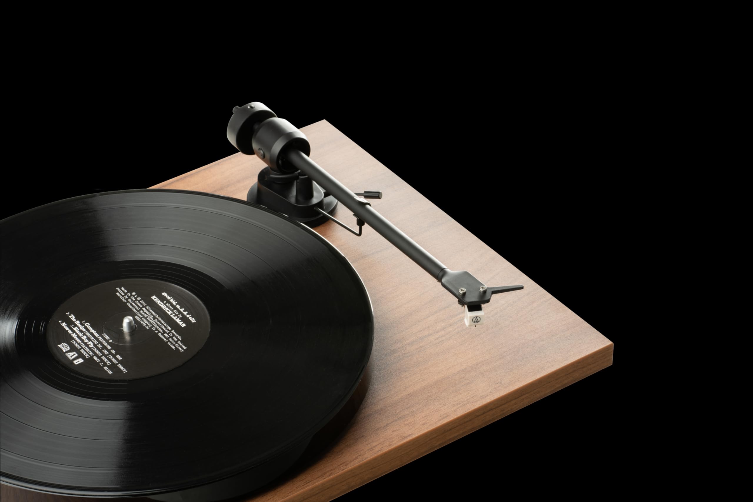 Pro-Ject E1 BT, Tourne-Disque d’entrée de Gamme Plug & Play avec système de Cellule MM, émetteur BT, préamplificateur Phono commutable et Changement électronique de Vitesse (AT3600L, Noyer)