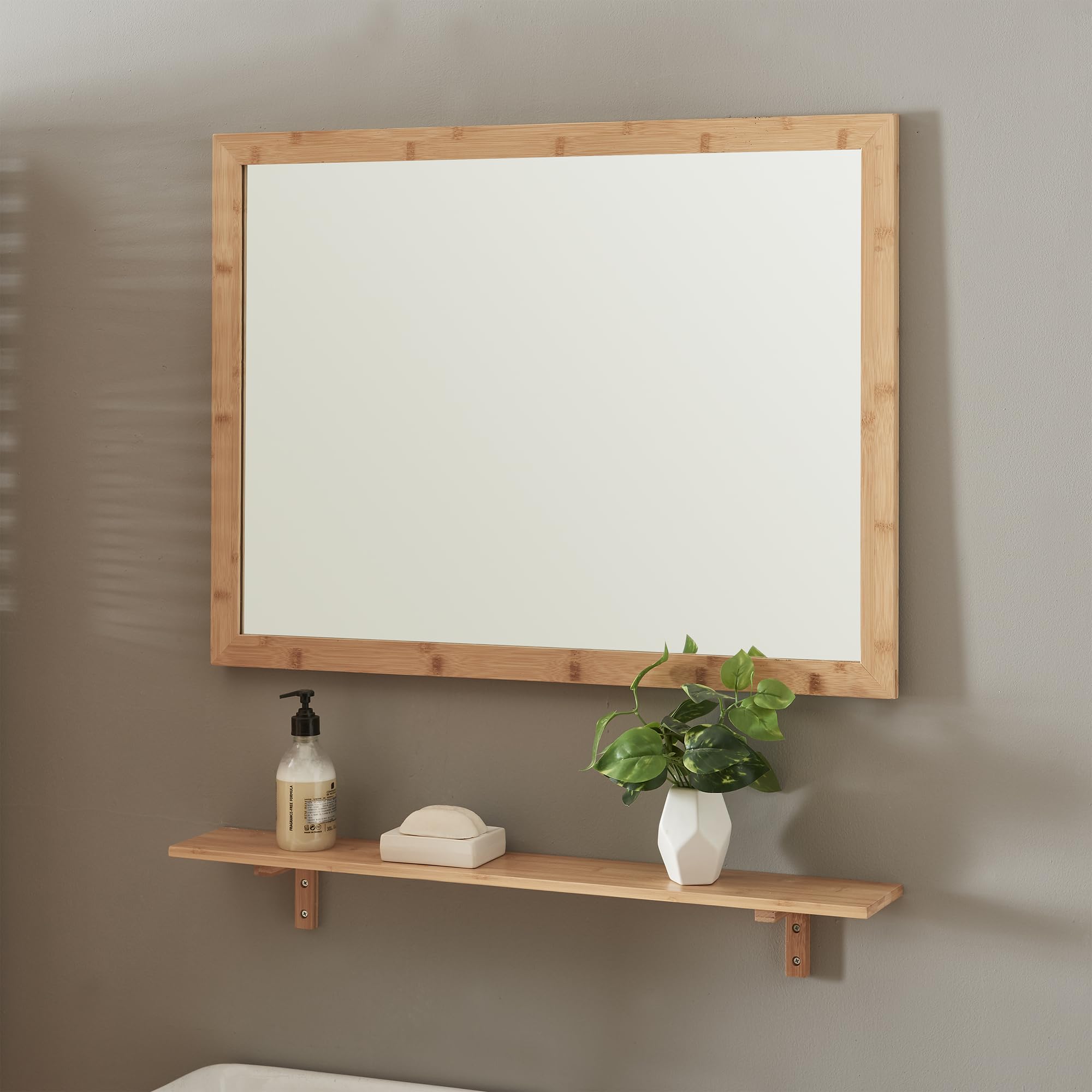 [en.​casa] Espejo de Pared Boksereys Espejo Baño Rectangular con Estante Mural Pasillo Salón Baño Decoración Mural Reflejo Nítido Sin Distorsiones Bambú 80 x 60 cm - Natural