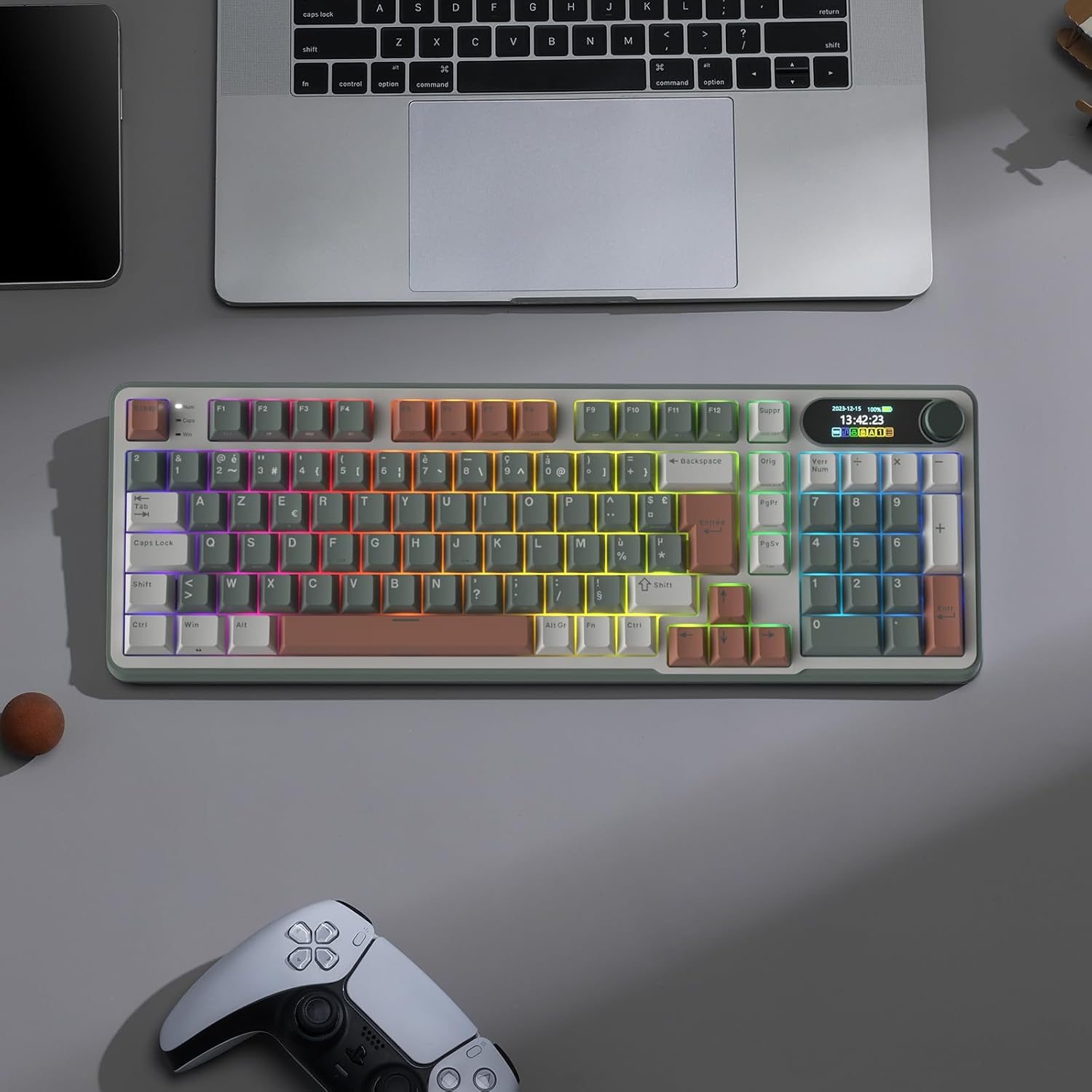 Test et avis du clavier mécanique RK ROYAL KLUDGE S98 FR, disposition 96% AZERTY avec écran intelligent personnalisable, connexions sans fil BT/2.4G et filaire USB-C, montage Top Mount, hot-swap, idéal pour gaming et productivité. — vue 8