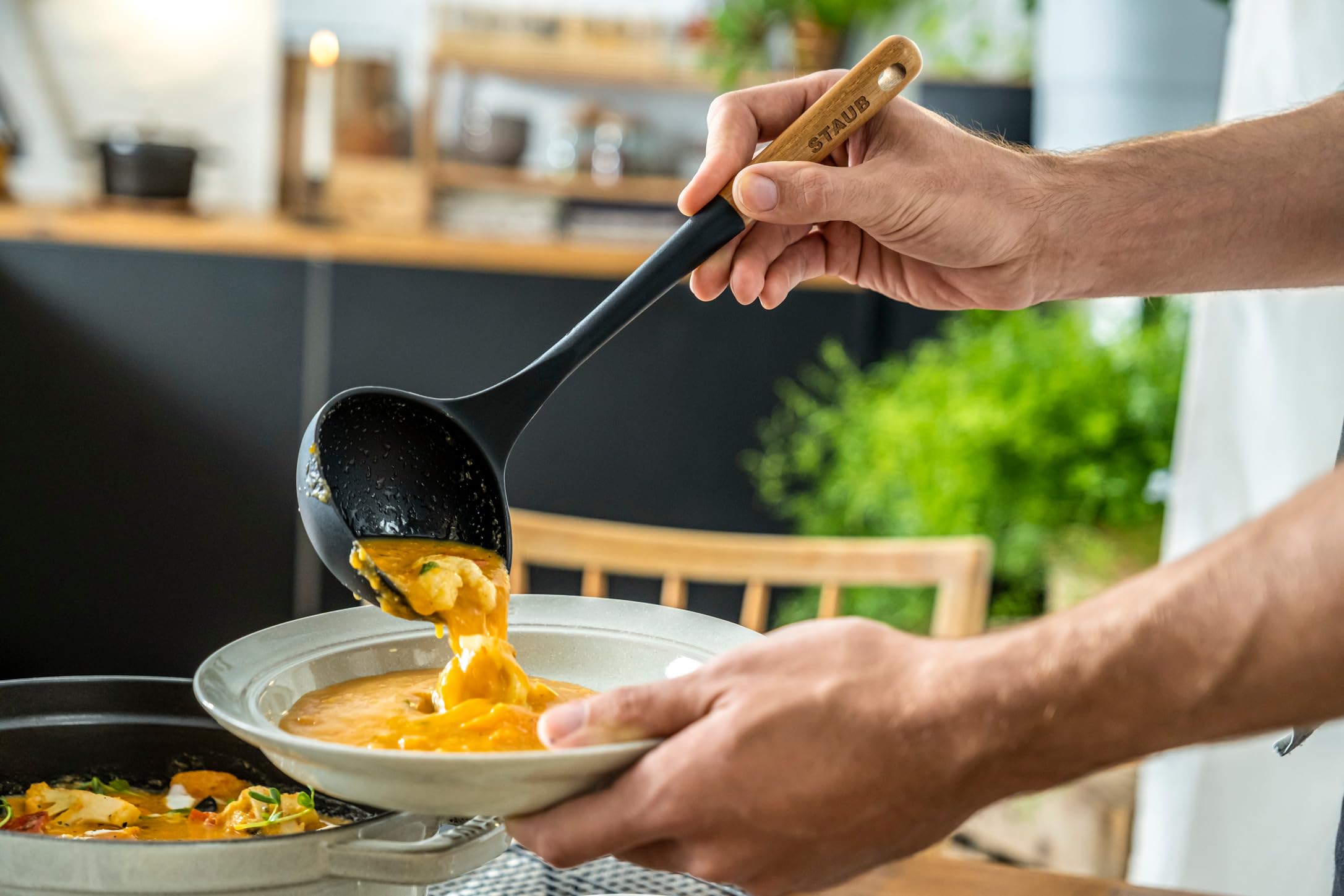 STAUB Suppenkelle, Küchenhelfer, Silikon, Griff aus Akazienholz, 31 cm, schwarz