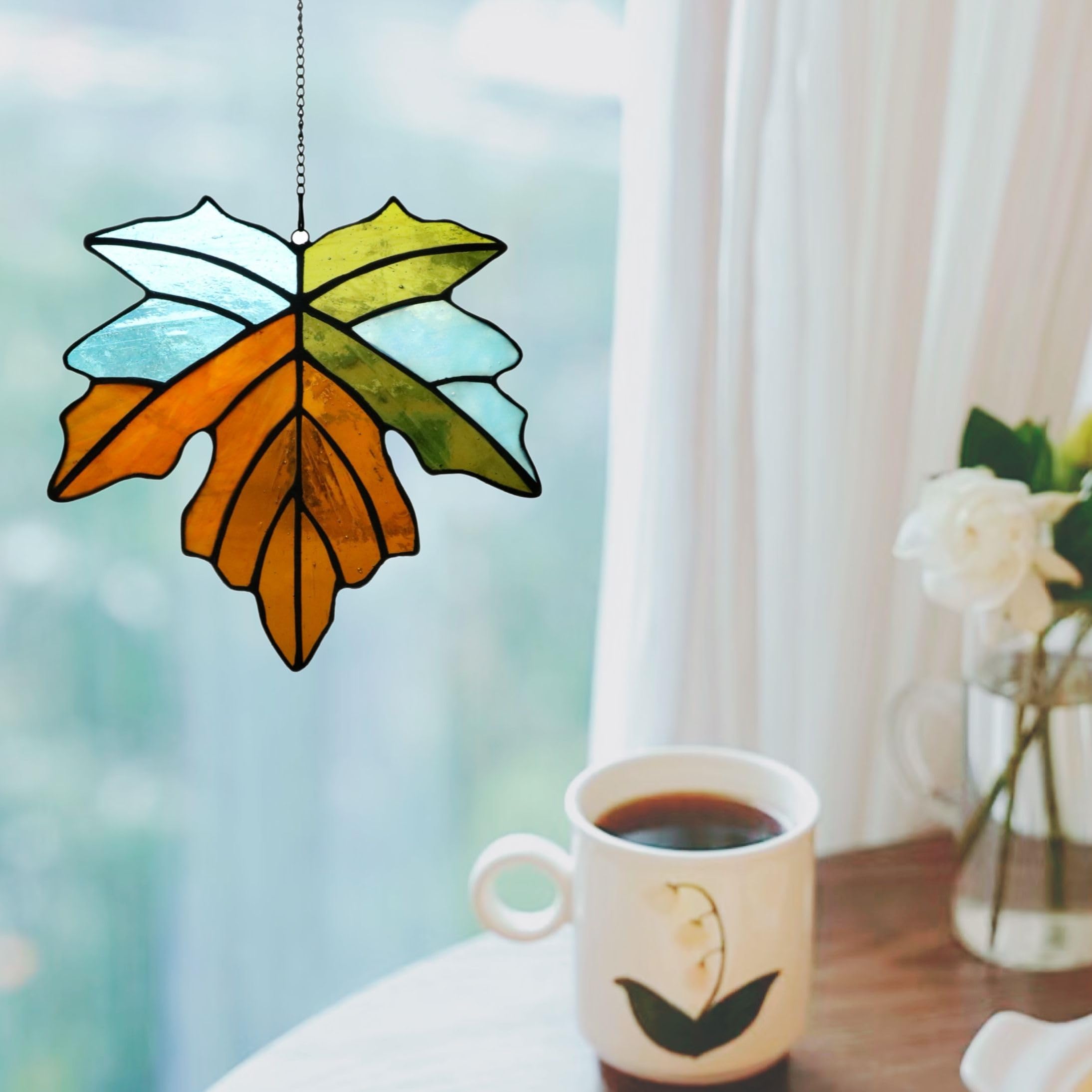 Blätter Buntglas-Fenster zum Aufhängen für Fenster mit Metallkette, Sonnenfänger, bunte Blätter, Ornament, Glas, Geschenk für Naturpflanzenliebhaber (Ahornblatt)