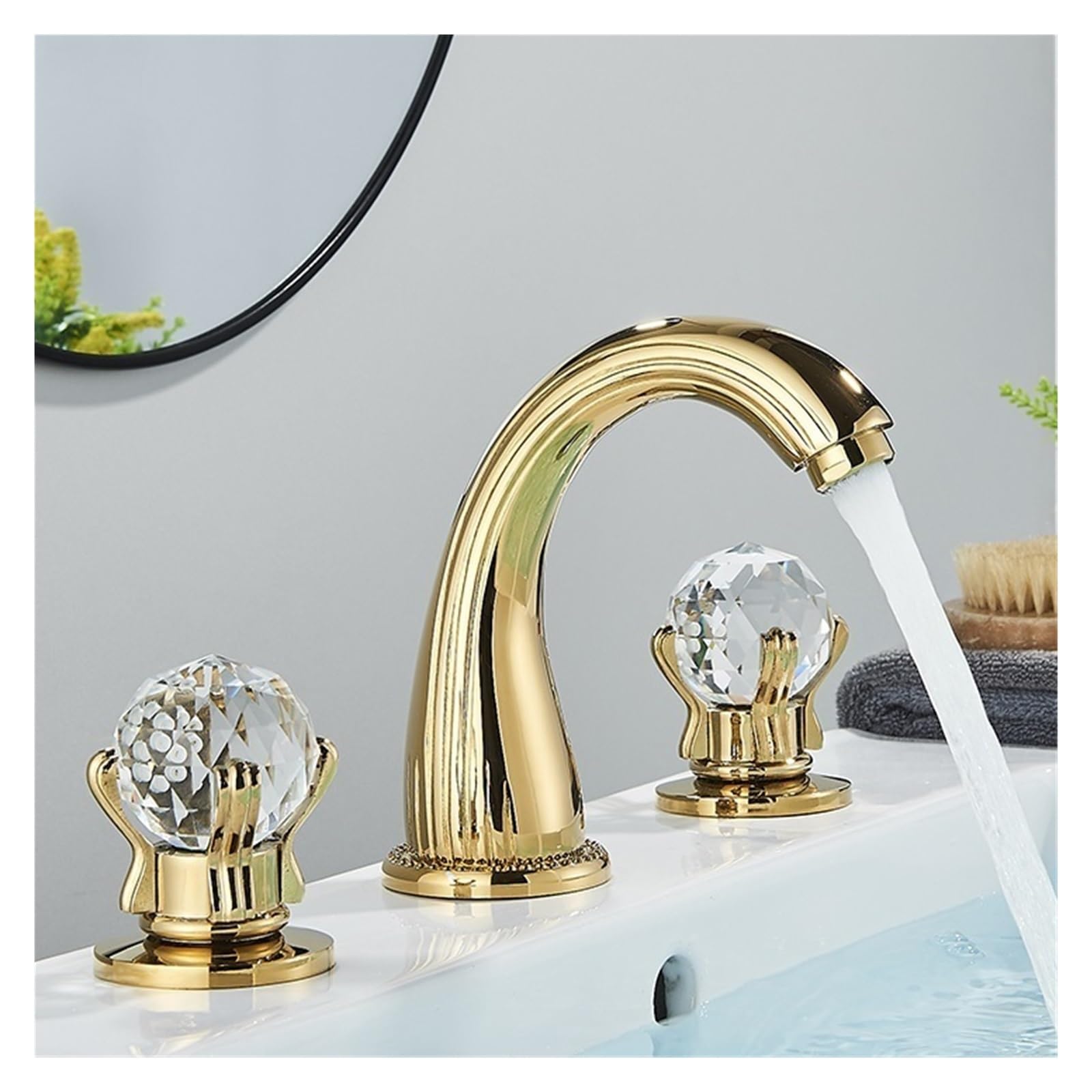 Bassin cascade doré en laiton robinet chic pour salle de bain luxueuse
