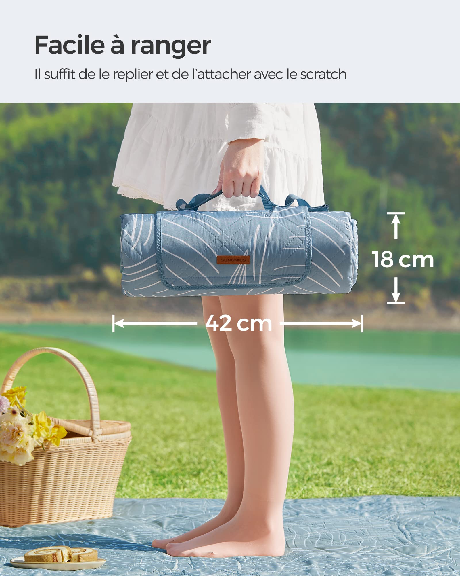 SONGMICS Couverture de Pique-Nique, 200 x 200 cm, avec 4 Piquets de Sol, Grand Tapis, pour Camping, Parc, Jardin, Plage, Hydrofuge, Lavable en Machine, Pliable, Motif Feuilles et Bleu Clair GCM010Q02