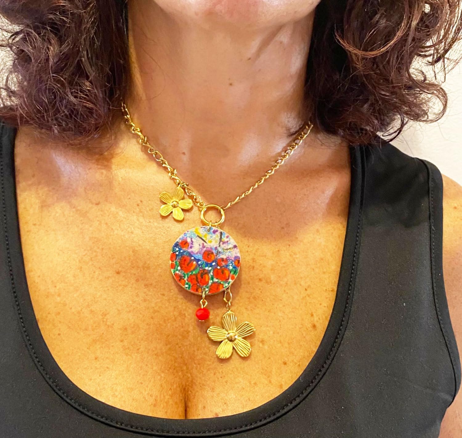 Collar con colgante pintado a mano – Tulipanes rojos – Collar con colgante pintado a mano, medallón de madera pintado a mano, joya elegante en madera totalmente pintada, elaboración artesanal