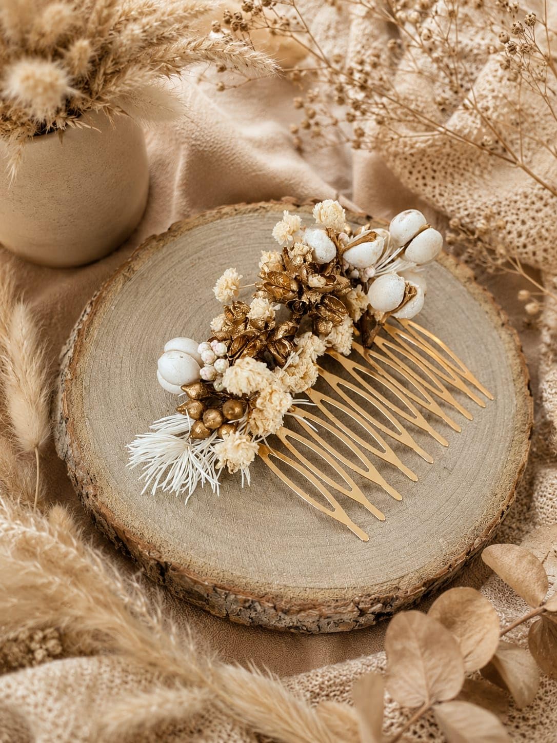 Céleste - Peigne de Mariée Fleurs Séchées Artisanal, Or - Blanc - Crème, Métal Doré, Style Bohème Romantique, Fait Main en France - Pièce Unique