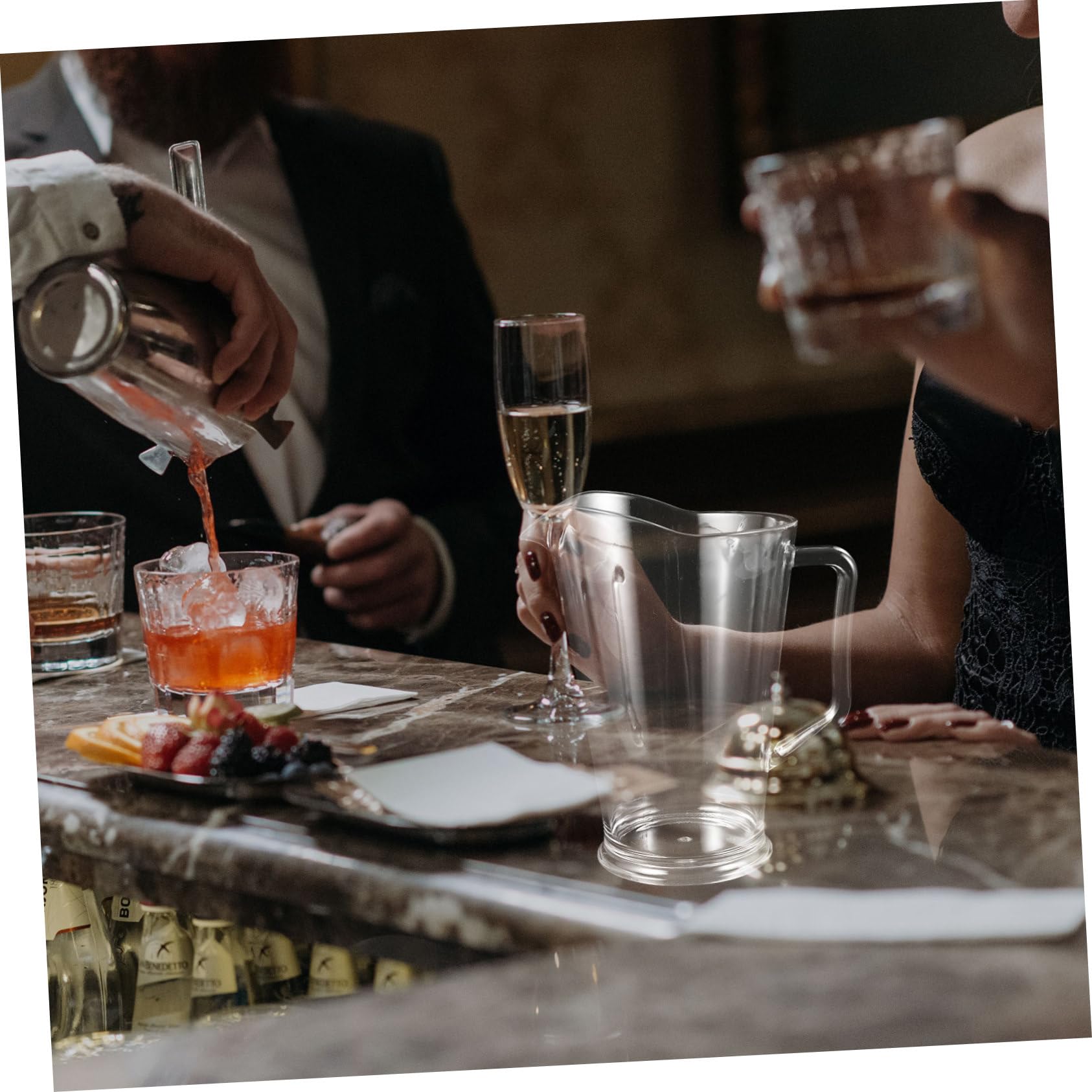 Jarra de Plástico para Cerveza y Agua Fría de 1300ml con Vertedor Preciso y Alta Transparencia Adecuado para Fiestas y Reuniones Familiares